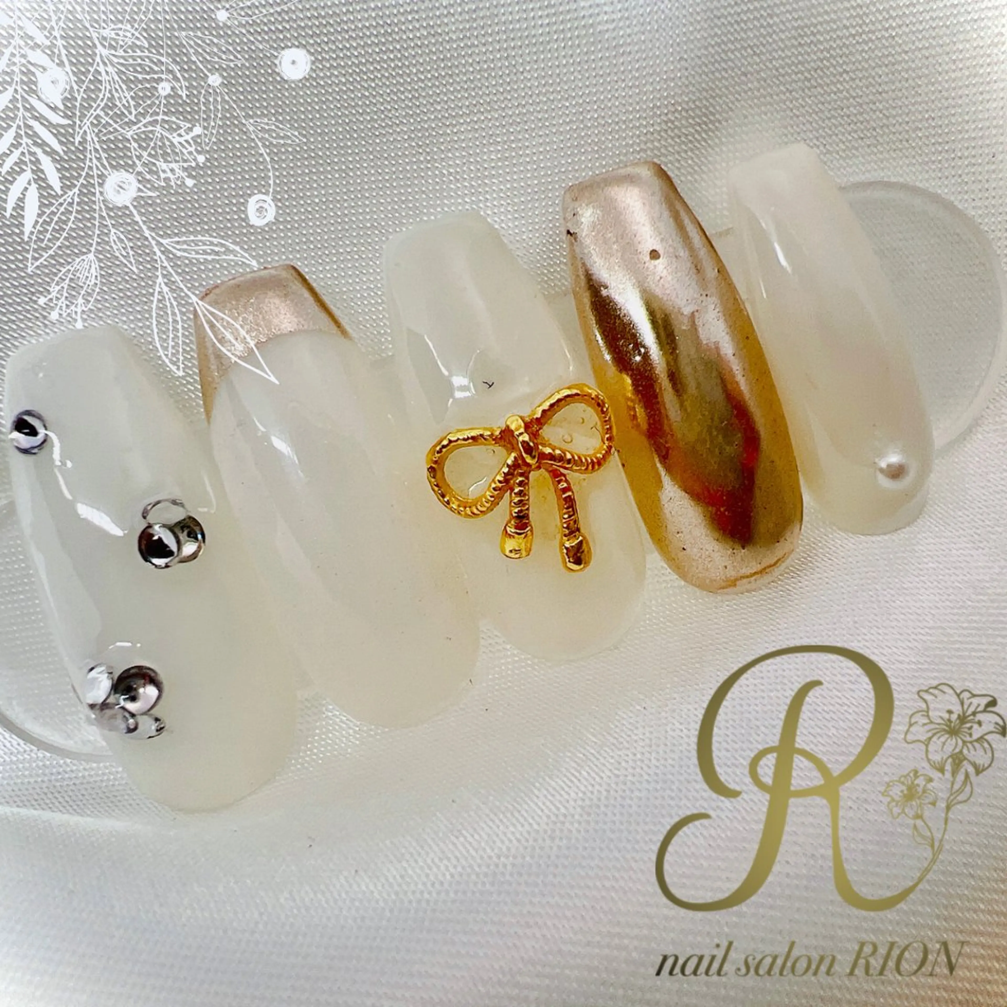 ネイル ゴールド ミラーネイル ニュアンスネイル リボン シンプルネイル 加藤 恵のネイルデザイン