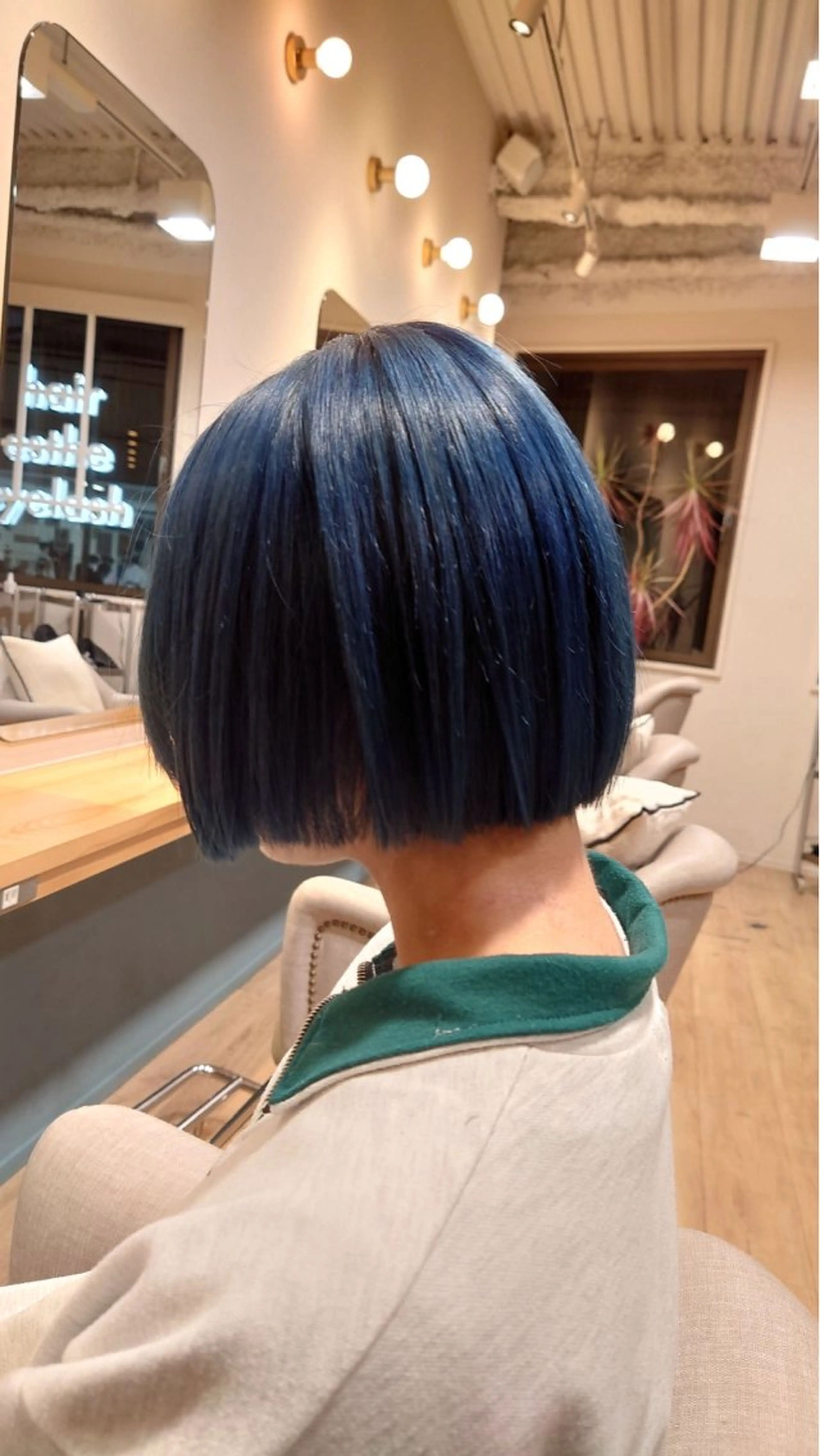 ショート カラー 小林 栞菜のヘアスタイル
