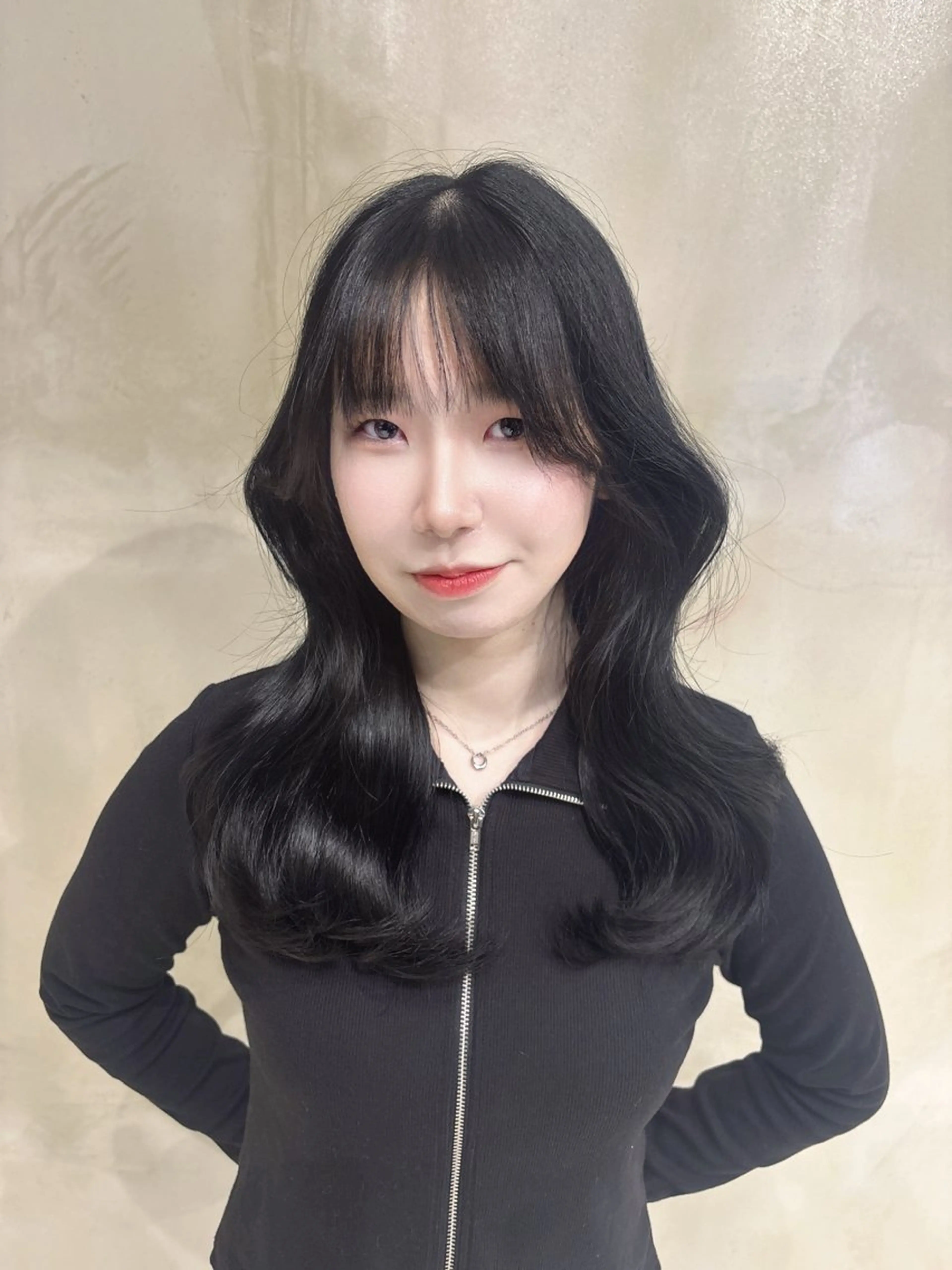 ロング カラー ヘアアレンジ 黒髪 ブルーカラー ブルーブラック 韓国風カラー 韓国風ヘア ヘアカラー JUNO韓国ヘア MIAN.⋆𝜗𝜚のヘアスタイル