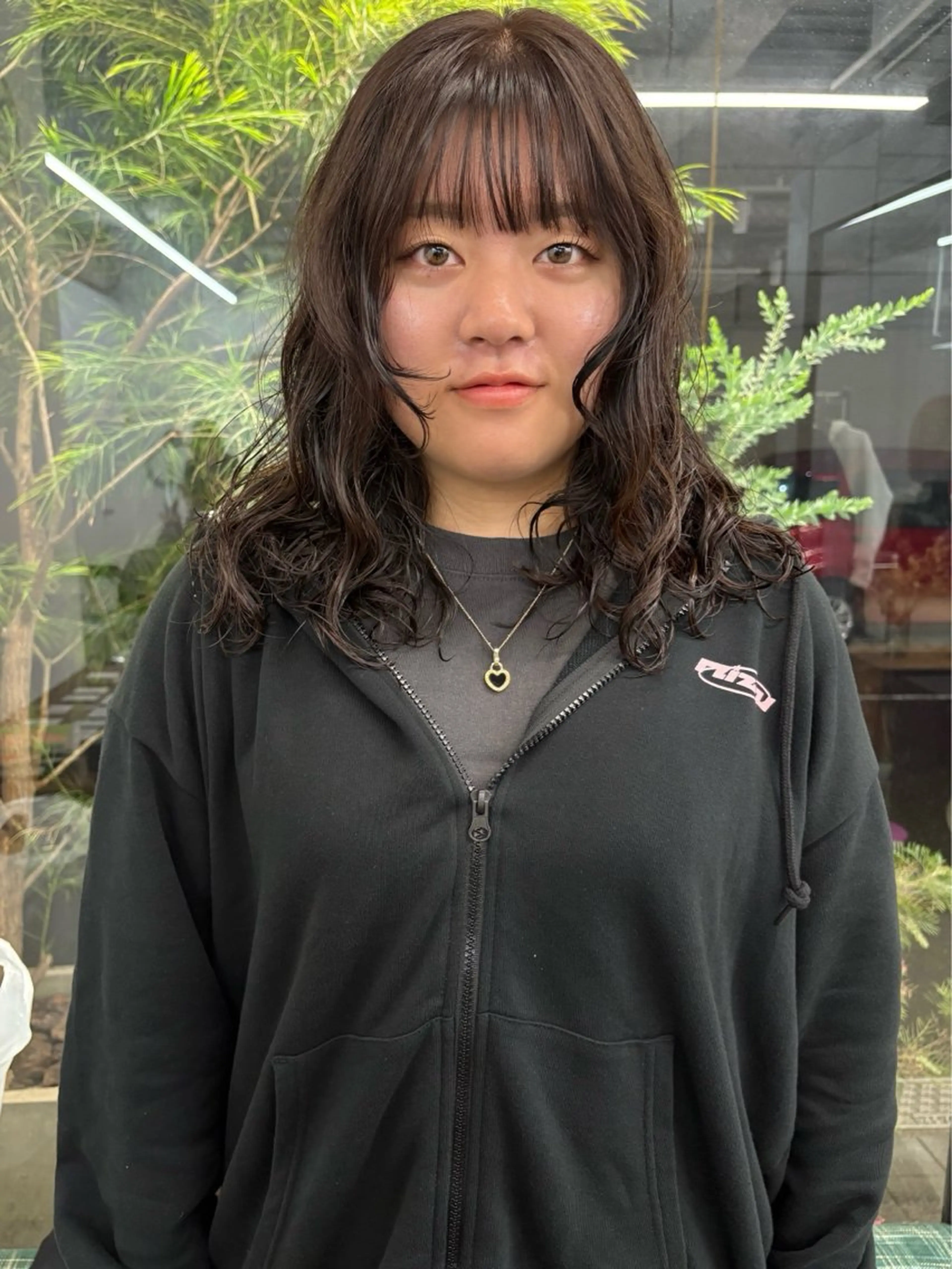 ミディアム パーマ ミディアムパーマ レイヤーカット カット パーマ パーマ、ボブ、透明感 カラー、小須田ゆあのヘアスタイル