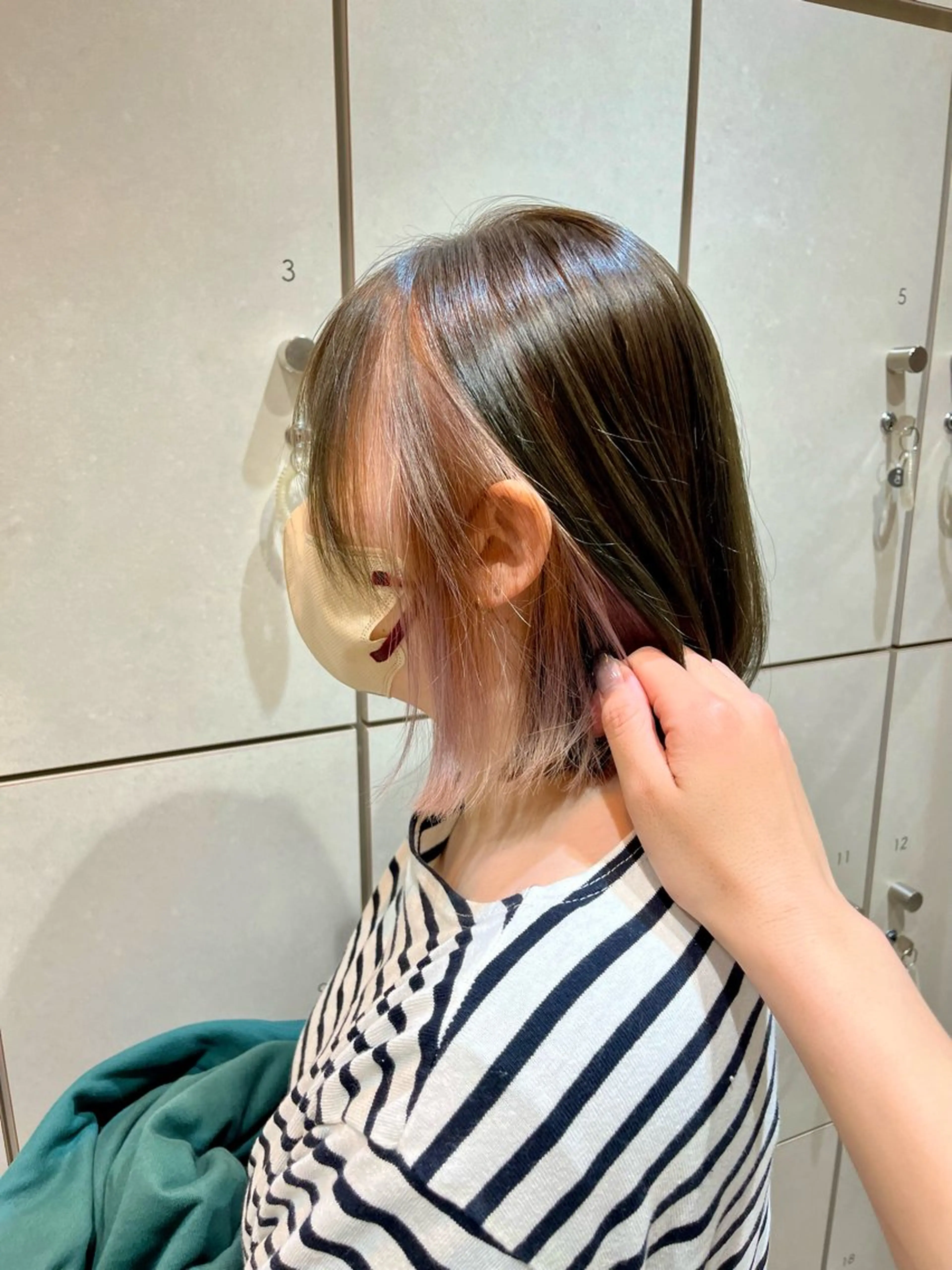 ミディアム カラー アッシュ イヤリングカラー イルミナカラー オリーブアッシュ ピンクカラー ボブ/ショート/金田 夏葵のヘアスタイル