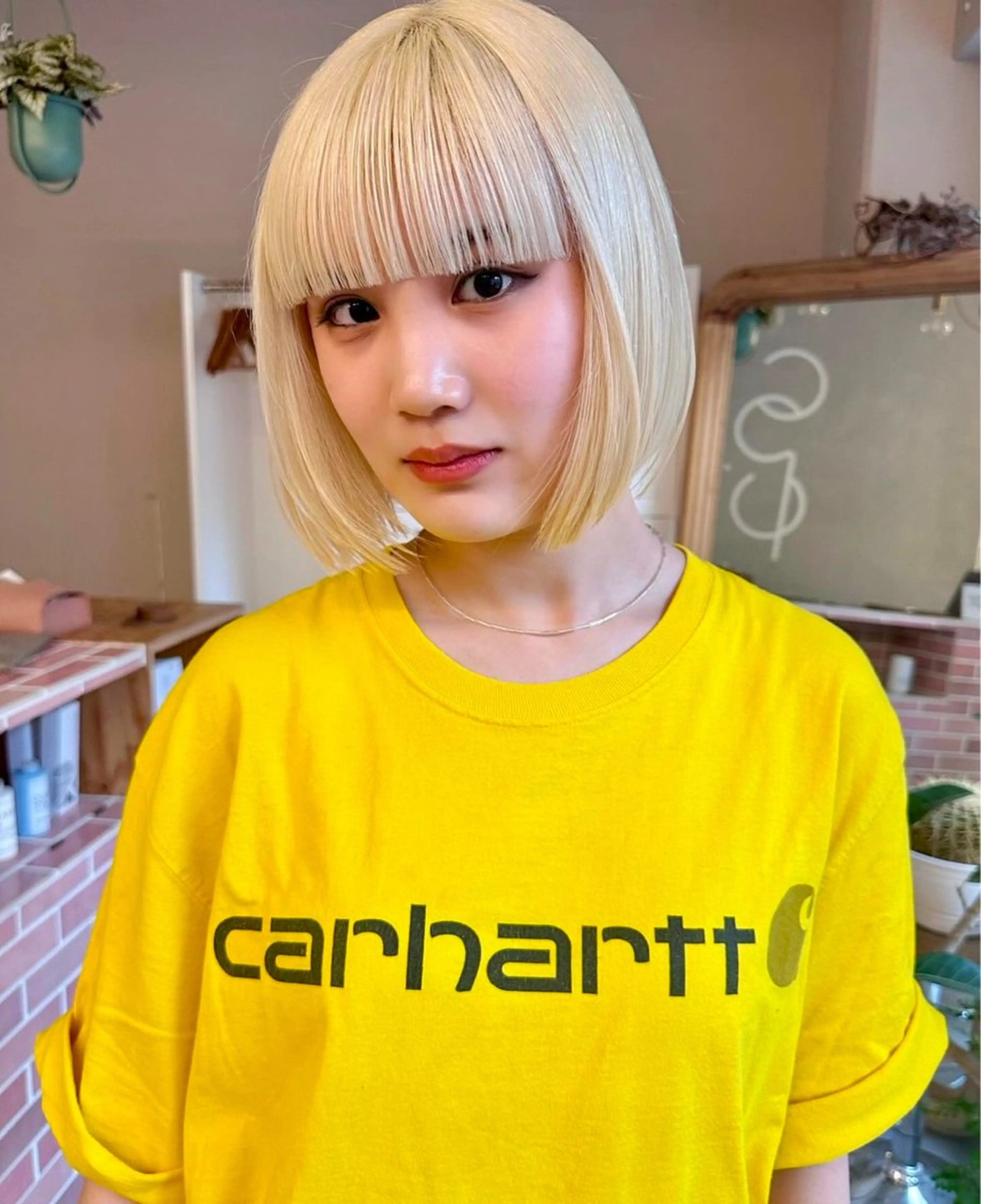 ミディアム カラー ブロンド ホワイトブロンド ハイトーン縮毛/暖色 なーな🎀🤍のヘアスタイル