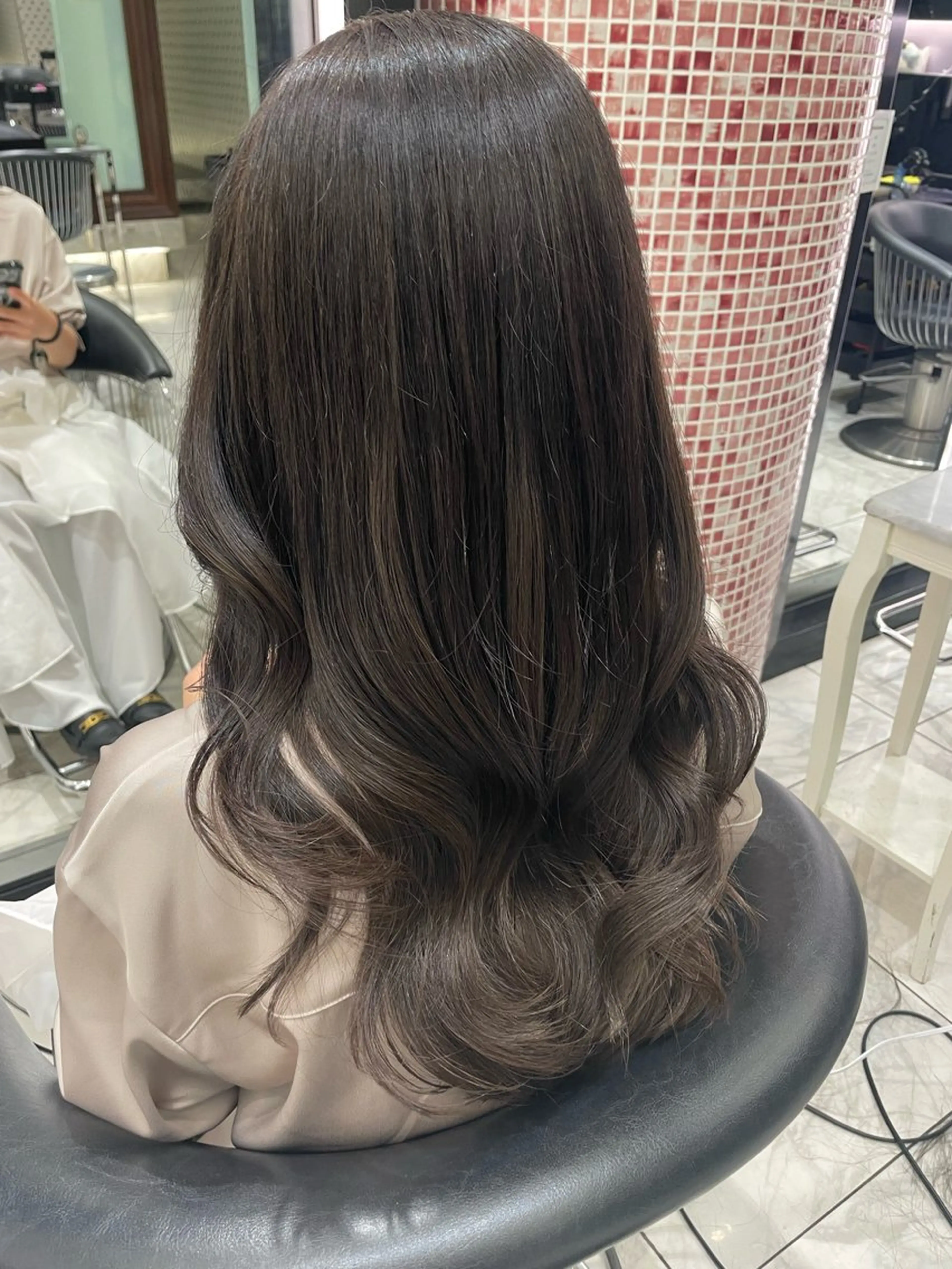 セミロング ヘアカラー コテ巻きパーマ 藤野佑成のヘアスタイル