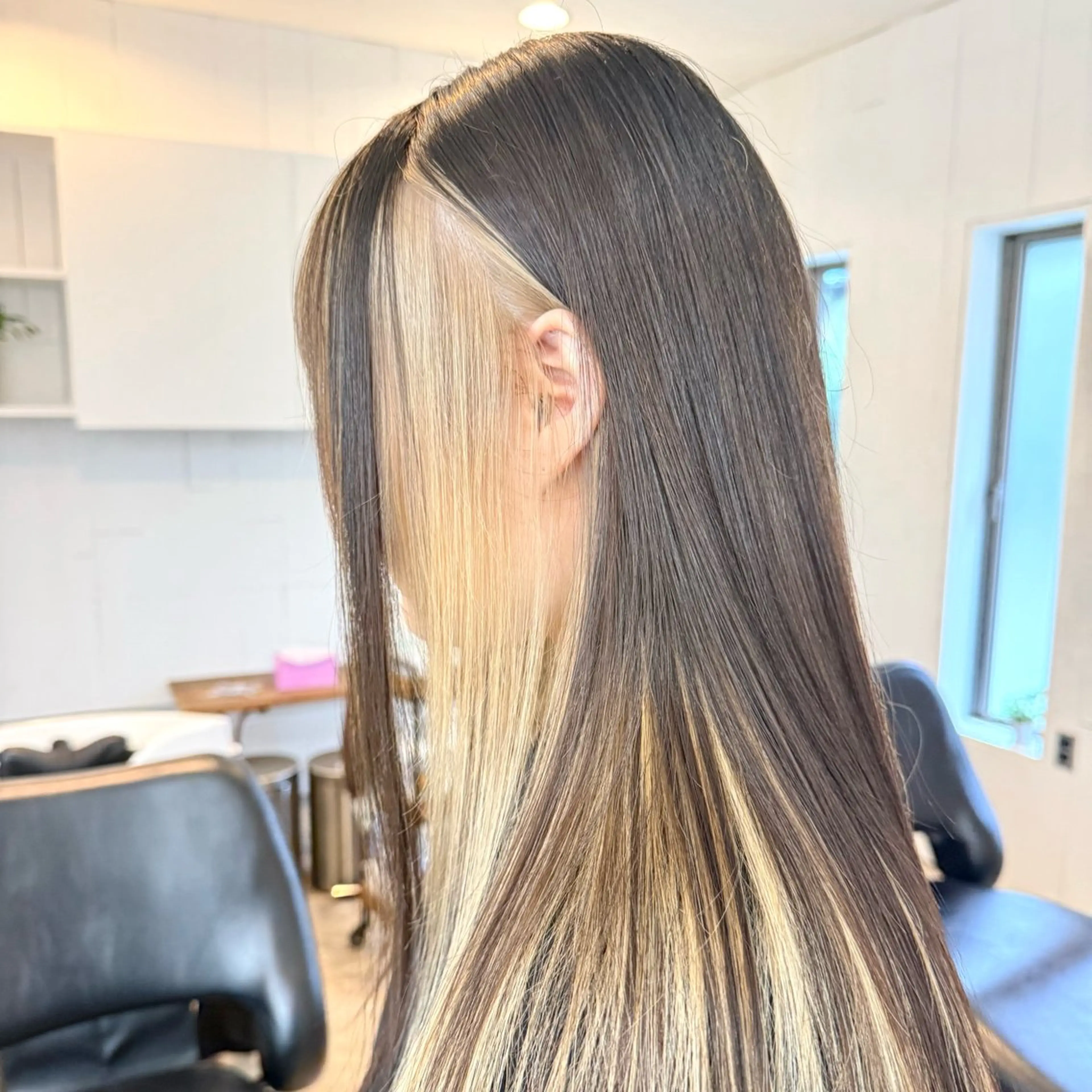 カラー 切りっぱなしボブ ベージュカラー デザインカラー ハイトーンカラー インナーカラー ヘアカラー 『新潟でボブとハイ トーンなら僕』あいるのヘアスタイル