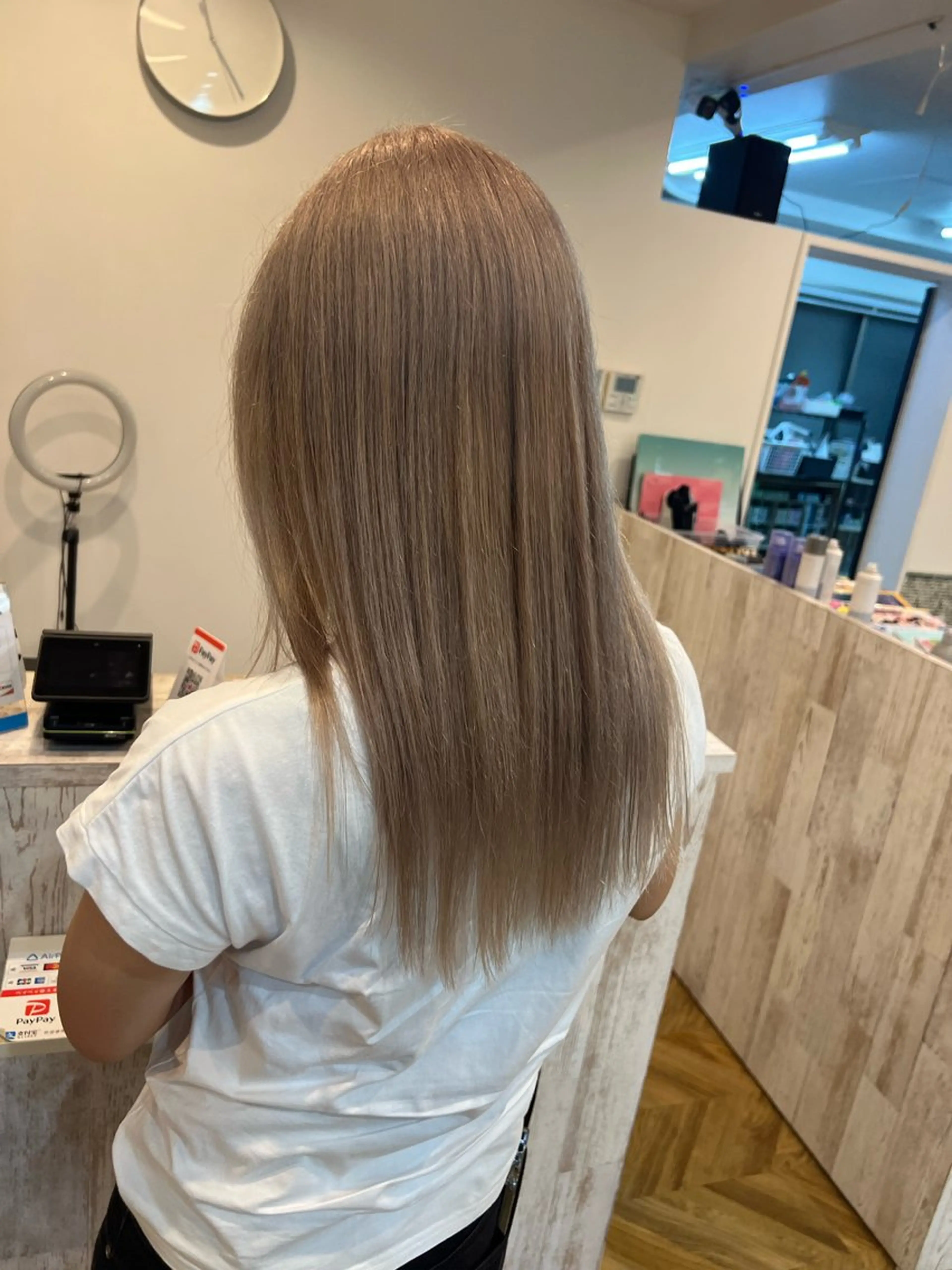 ミディアム カラー グレージュ ミルクティーグレージュ Elissumeda所属・ブリーチ特化 梅田本多翔のヘアスタイル