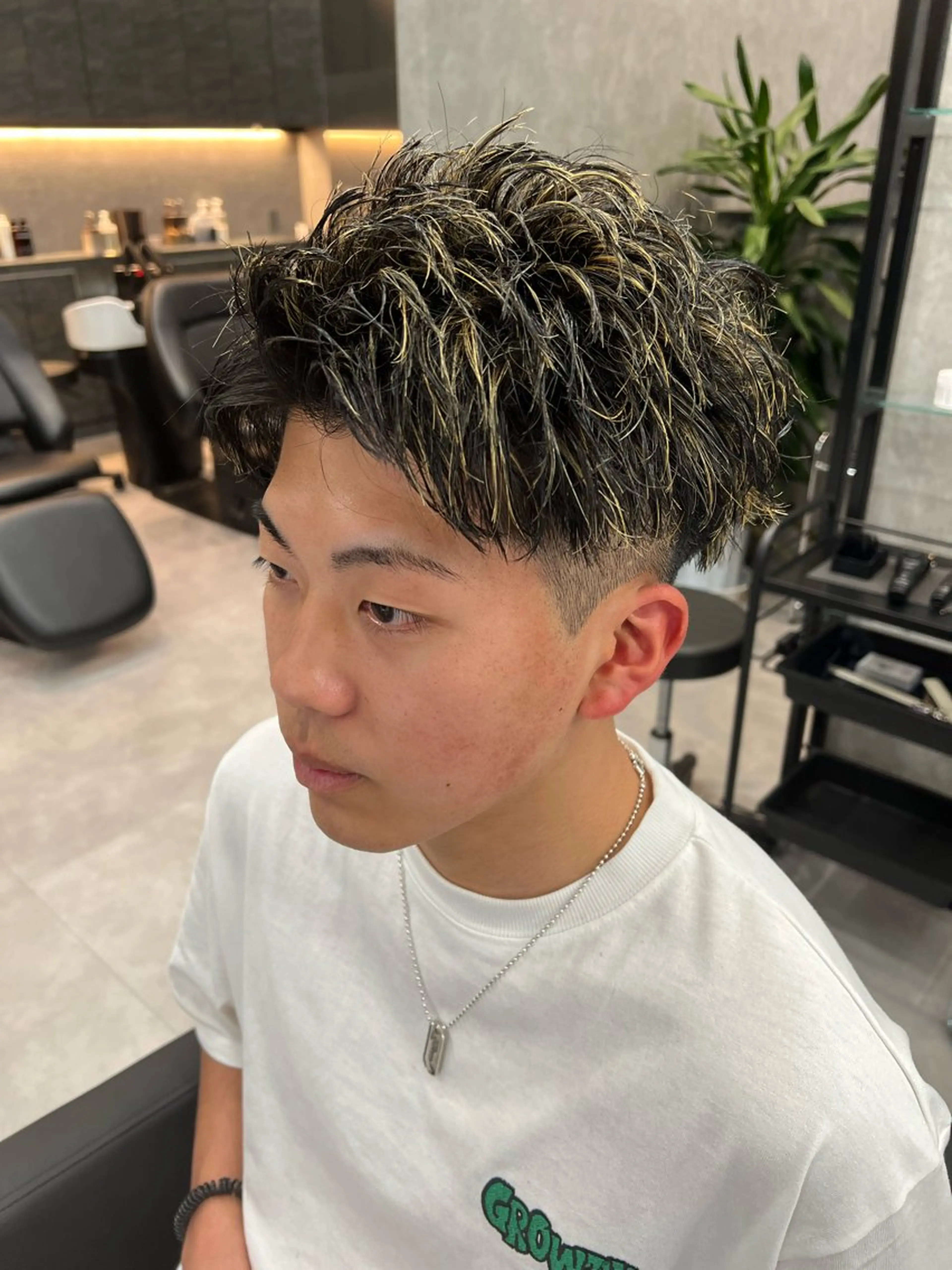 ショート メンズ メンズハイライト ハイライト ショートヘア カット ヘアカラー ヘアセット スパイキーの鬼 ヒロムのヘアスタイル