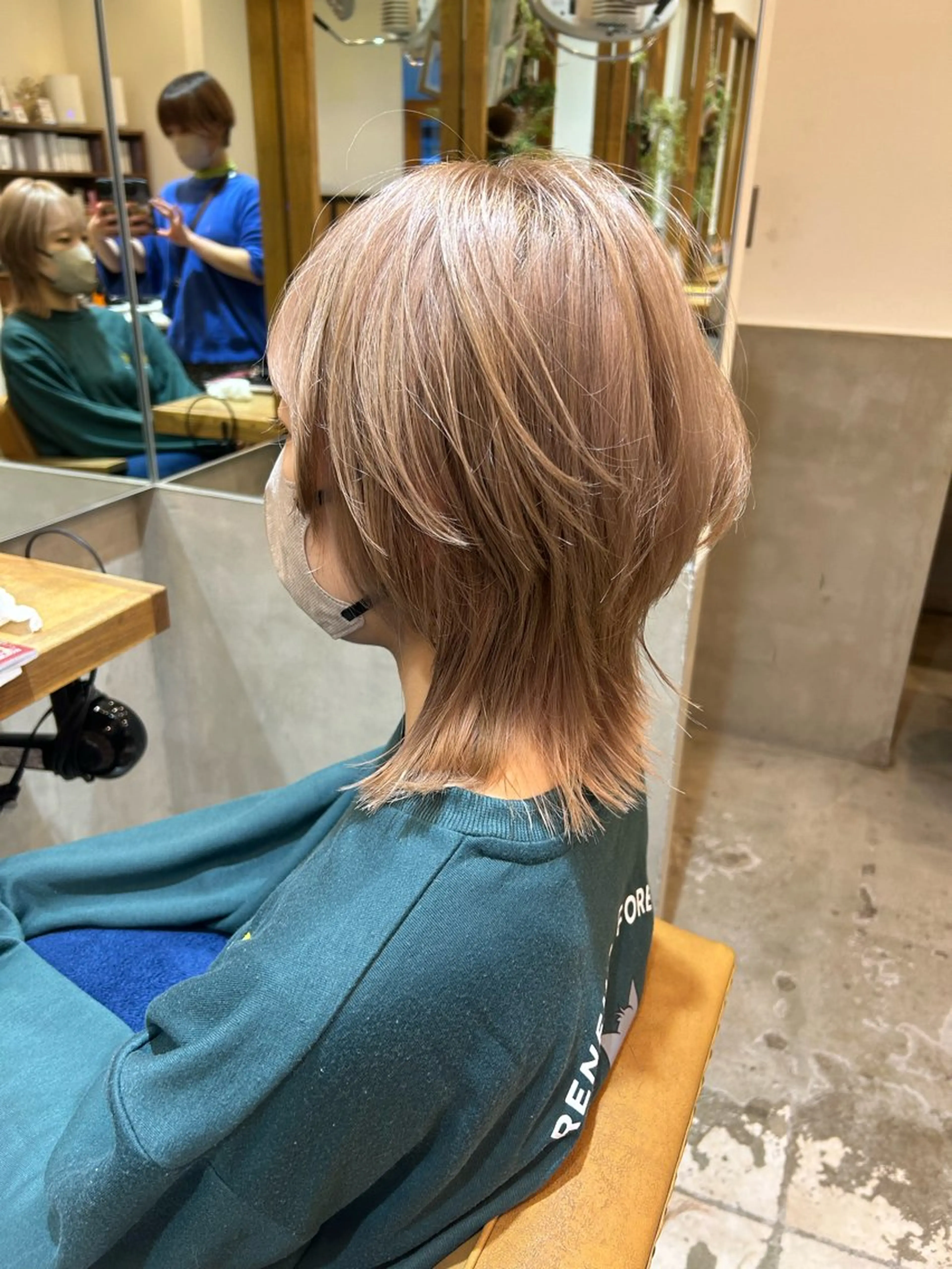 ショート カラー ベージュカラー ブリーチ ブロンド ミルクティーベージュ ウルフカット カット ヘアカラー トリートメント 若狭 彩花のヘアスタイル