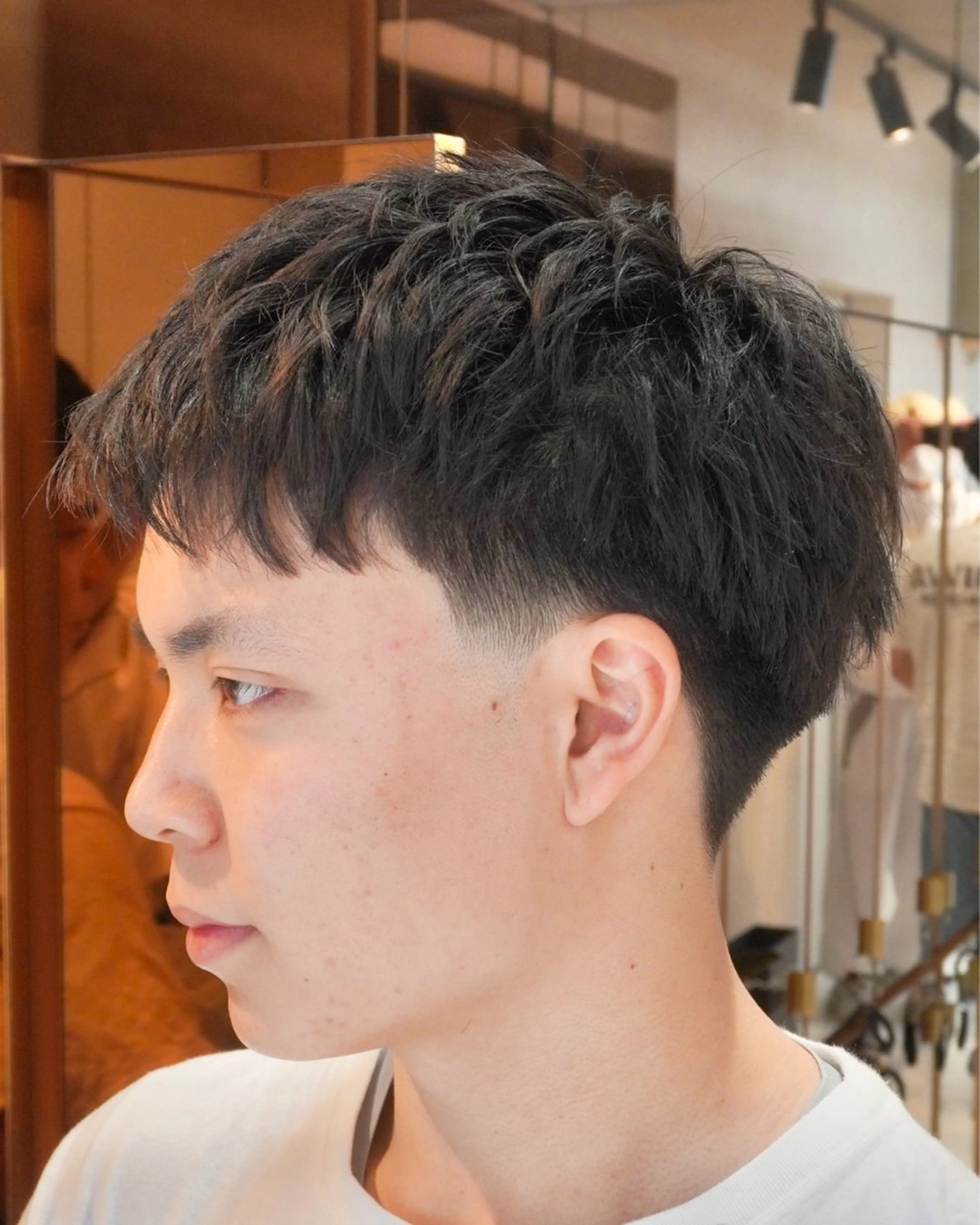 パーマ メンズ メンズブリーチ センターパート フェザーパーマ カルマパーマ メンズパーマ カット ヘアセット HIKARI メンズ満足度No.1のヘアスタイル