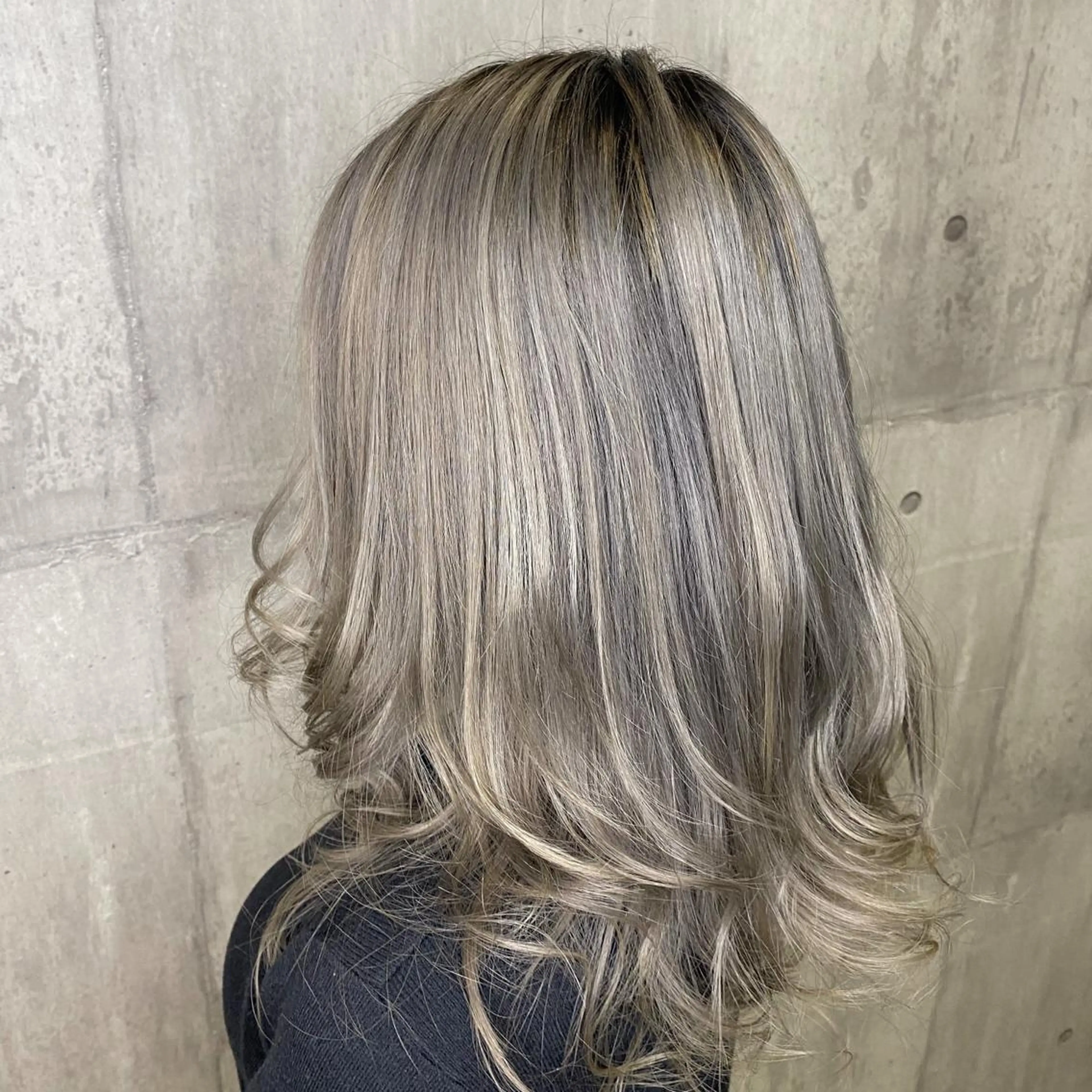 ミディアム カラー Rlino所属・ﾊｲﾗｲﾄ/ﾚｲﾔｰ ｶｯﾄ/大嶽謙のヘアスタイル