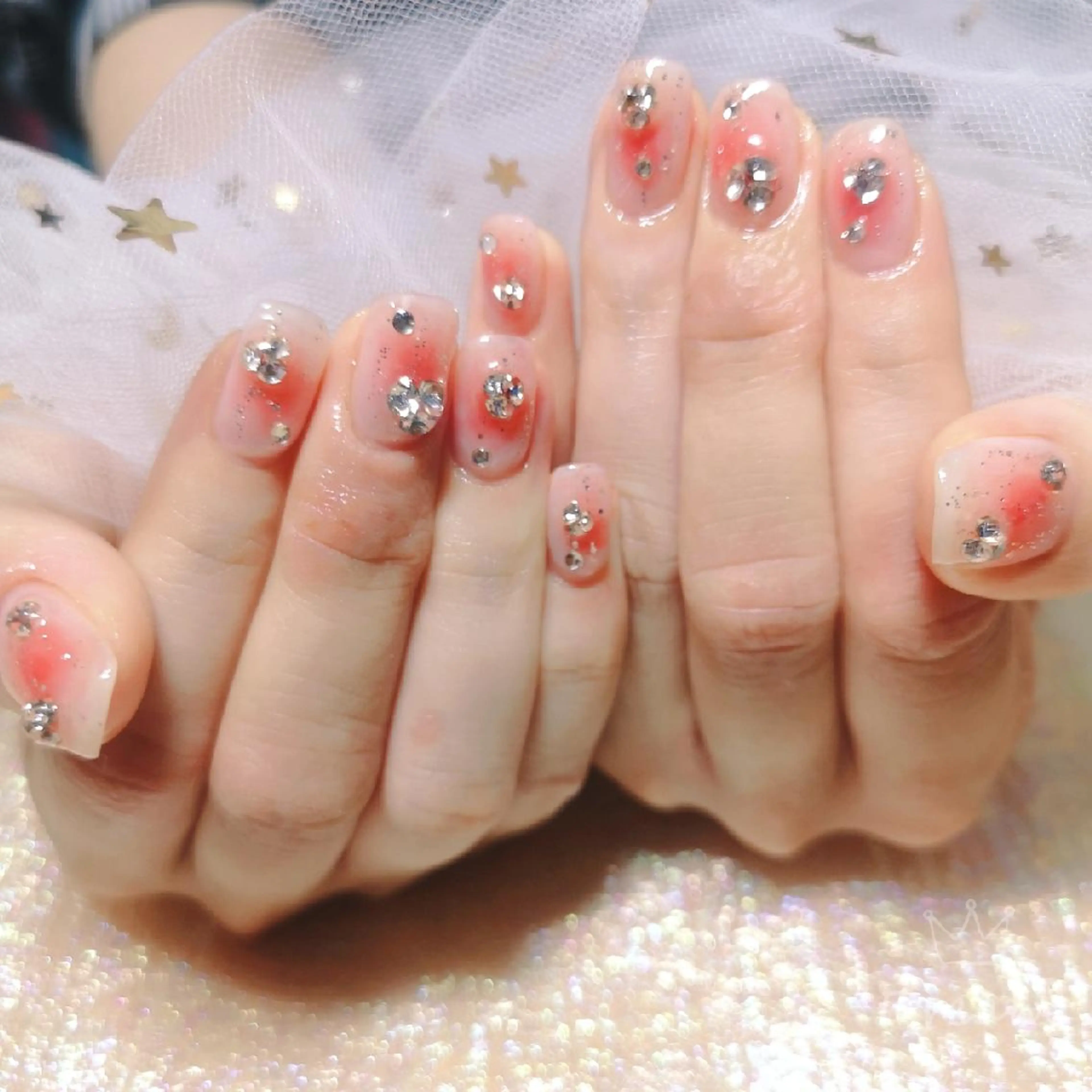 ミディアム ネイル チークネイル ストーンネイル ネイリストゆか💅 長さだし、深爪矯正のネイルデザイン