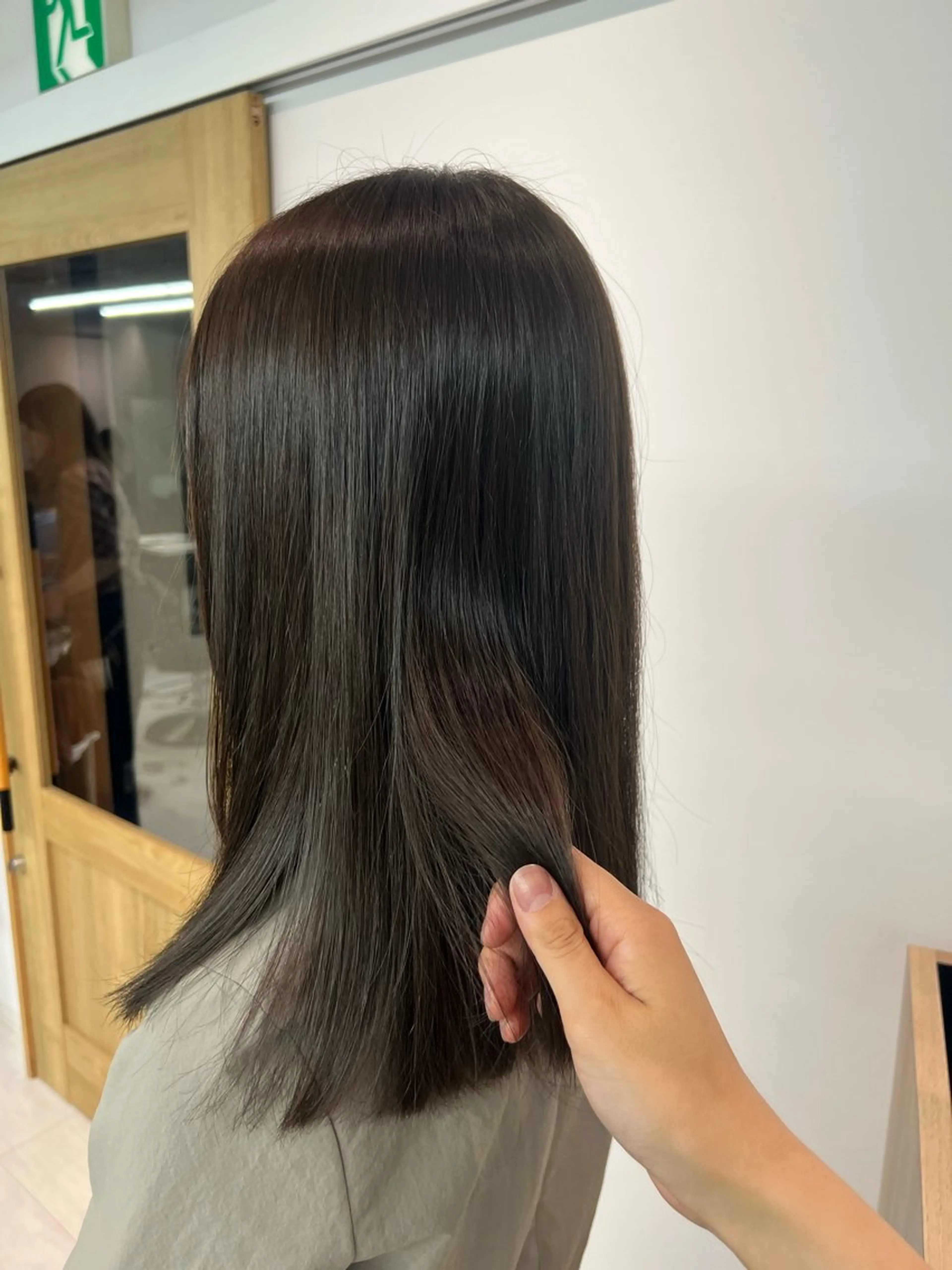 セミロング カラー グレージュ 小森聖奈 韓国風レイヤーカットのヘアスタイル