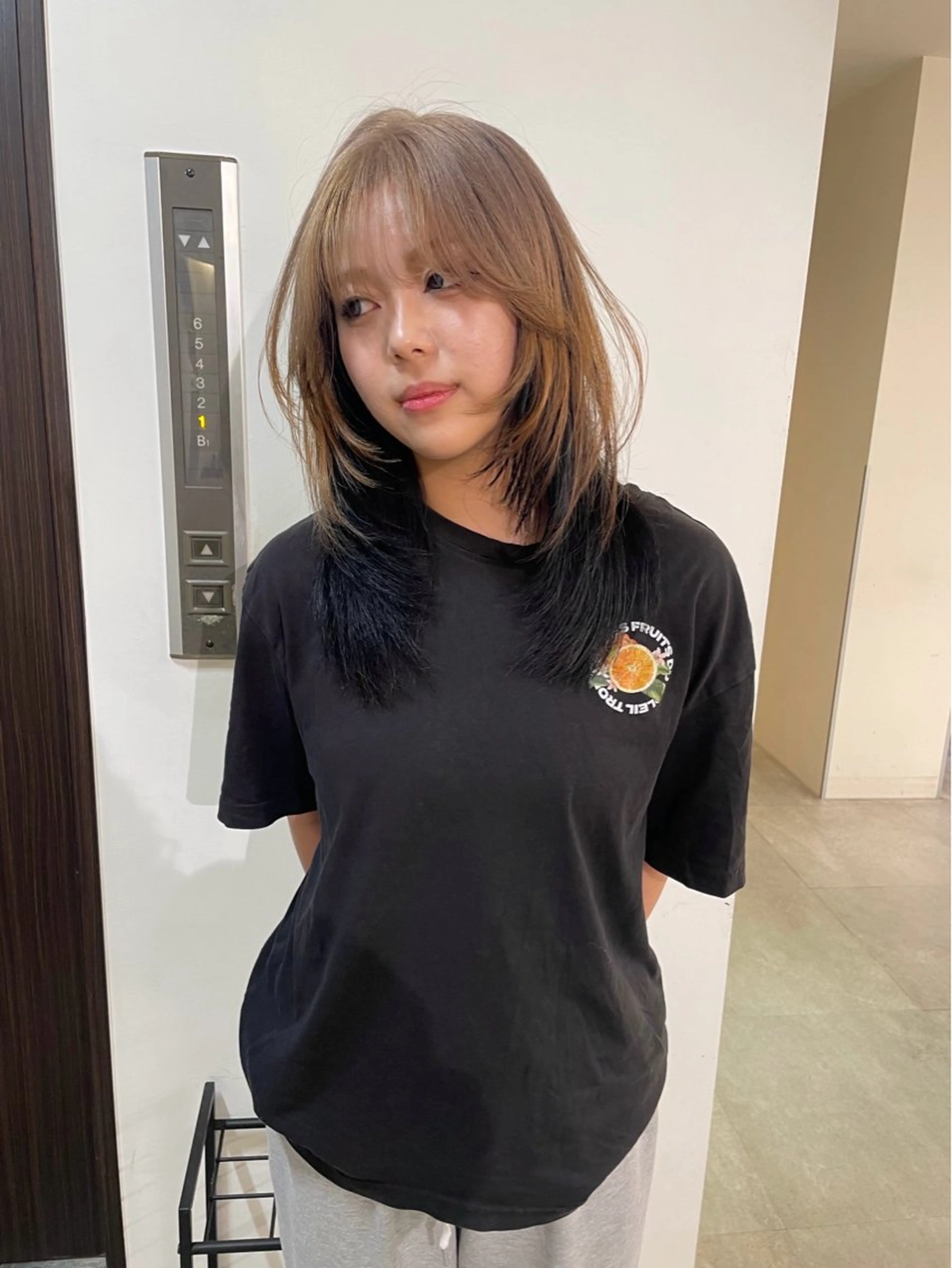 ミディアム カラー ベージュカラー ブリーチ ブロンド ケアブリーチ デザインカラー カット ヘアカラー トリートメント MIU/ルーツカラー 顔まわりレイヤーのヘアスタイル