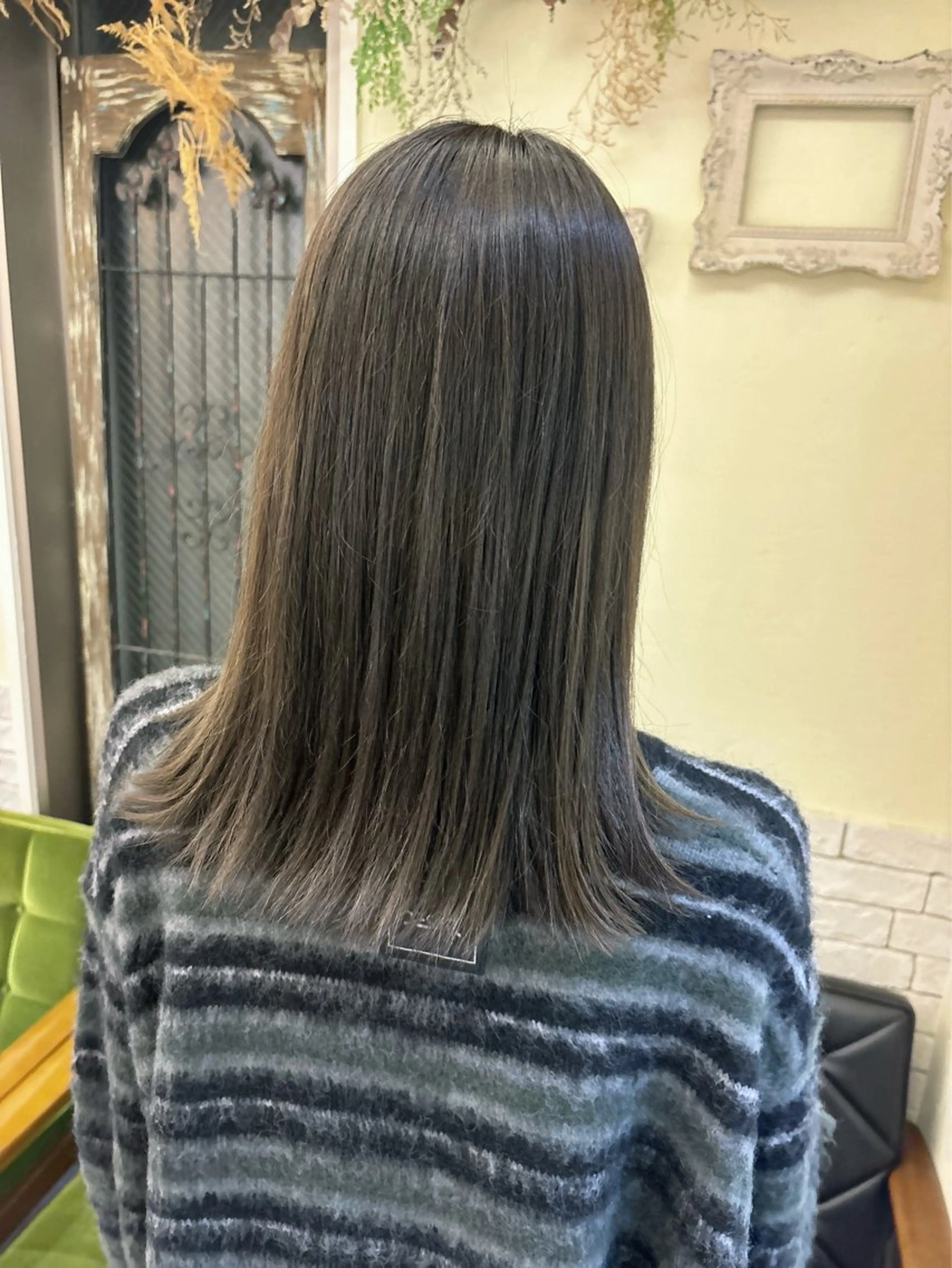 セミロング カット ヘアカラー 大久保 愛のヘアスタイル