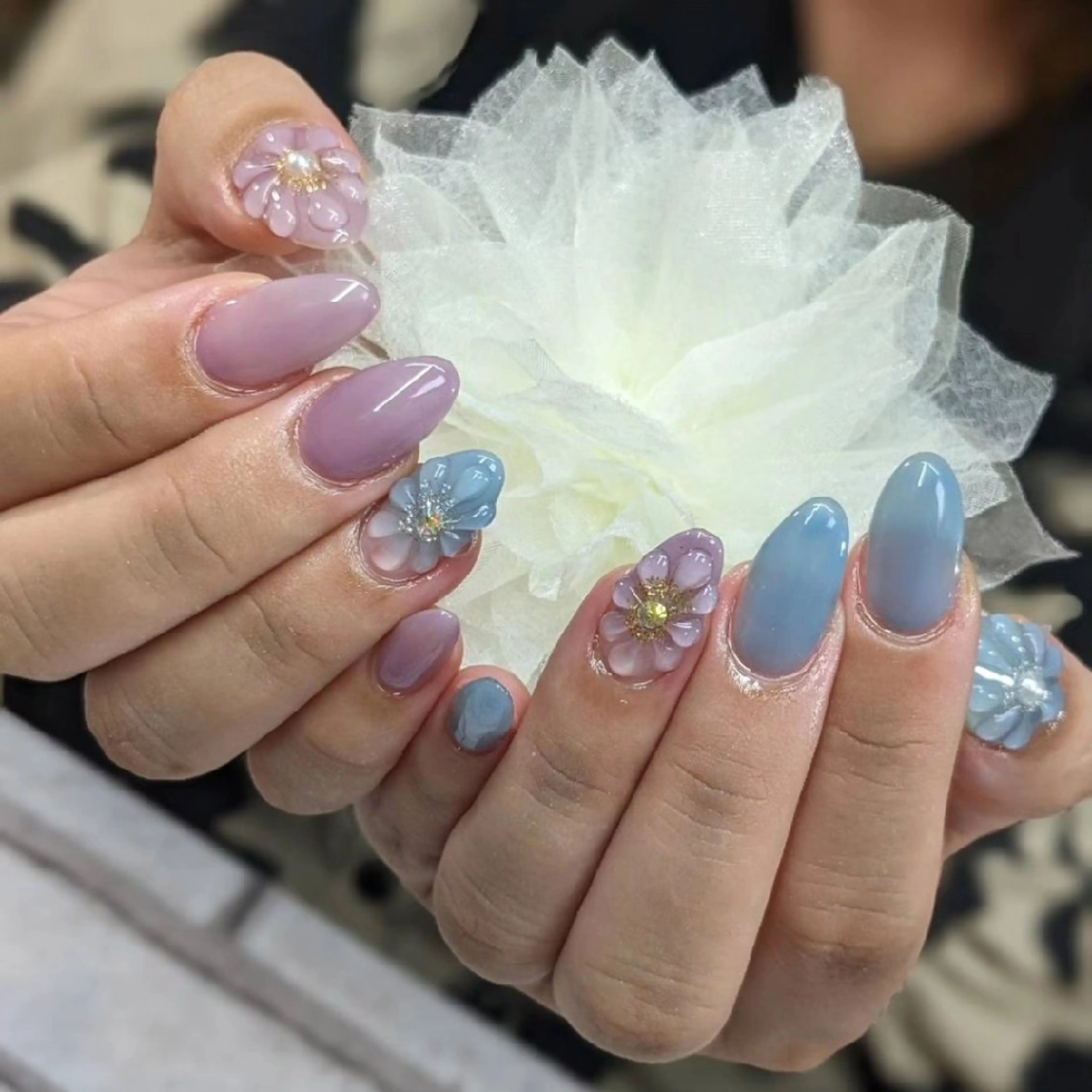 ネイル オーロラネイル フラワーネイル ゴールド グラデーション ラメ(グリッター) ハンドネイル ネイルサロンベルティ .keikoのネイルデザイン