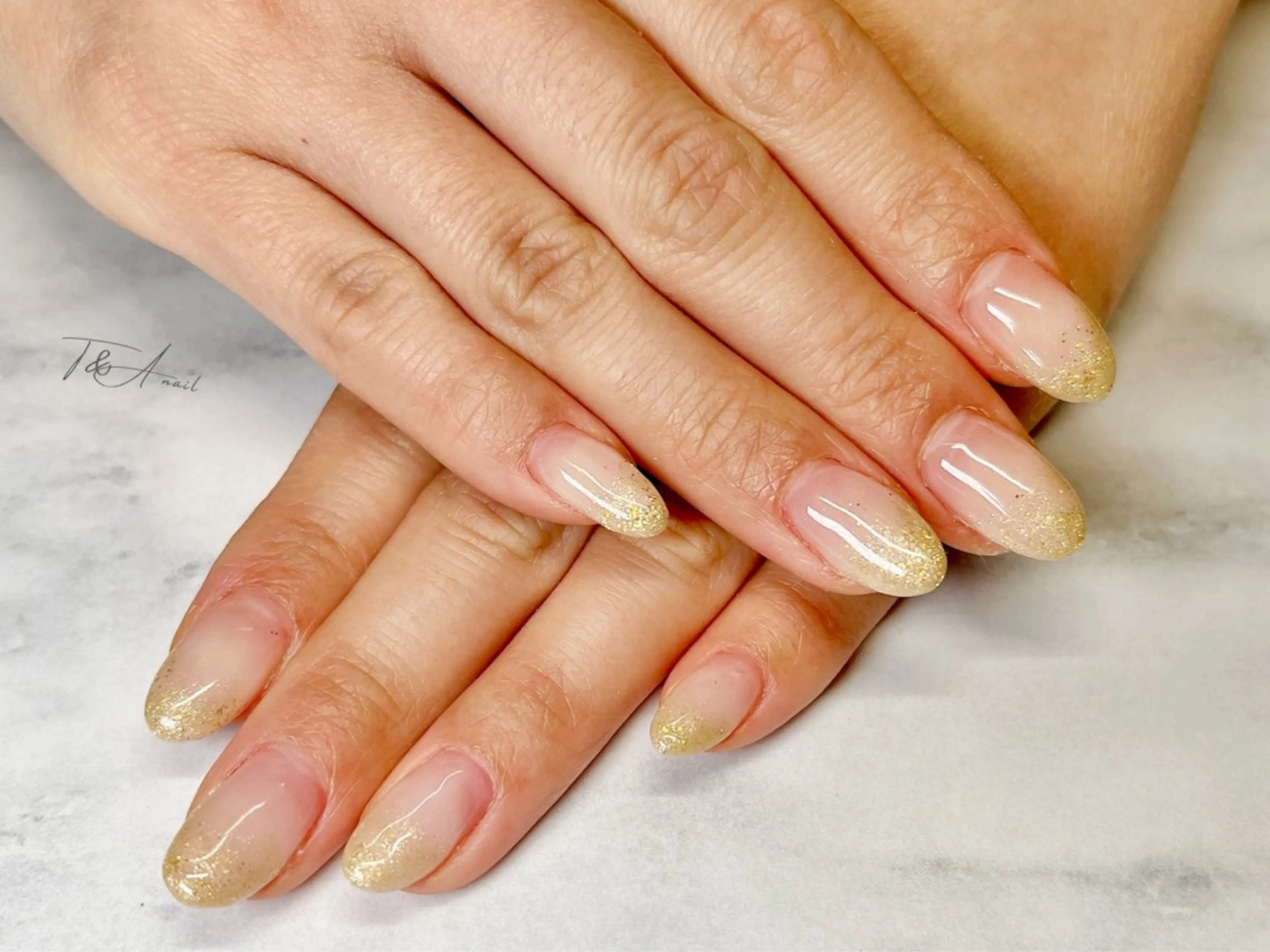 ネイル 長さ出し ジェルネイル ゴールド グラデーション ラメ(グリッター) ハンドネイル T&A nailのネイルデザイン