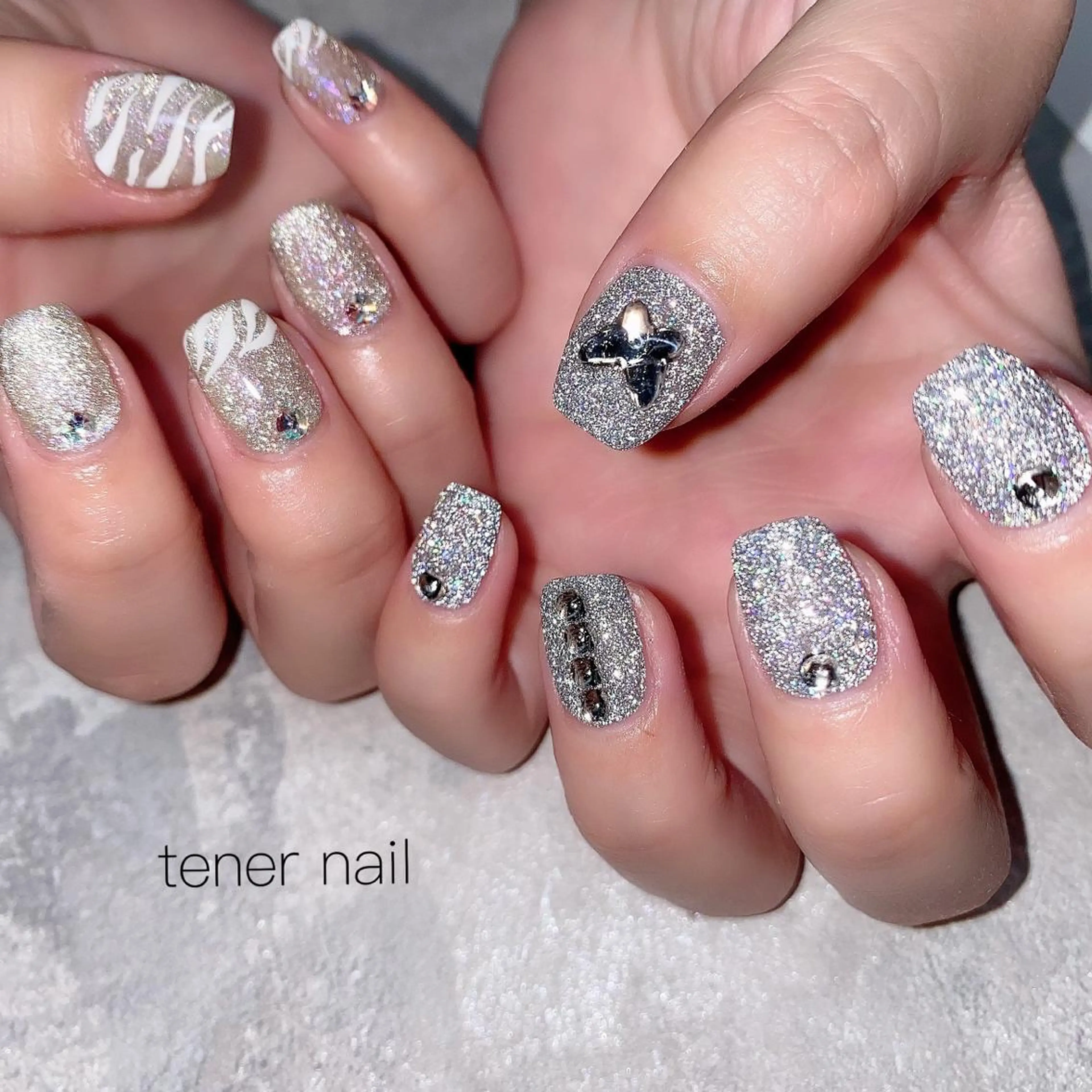 ネイル アニマル柄 フラッシュネイル ホワイト tener  nail  テネルネイル所属・テネルネイル tener nailのネイルデザイン