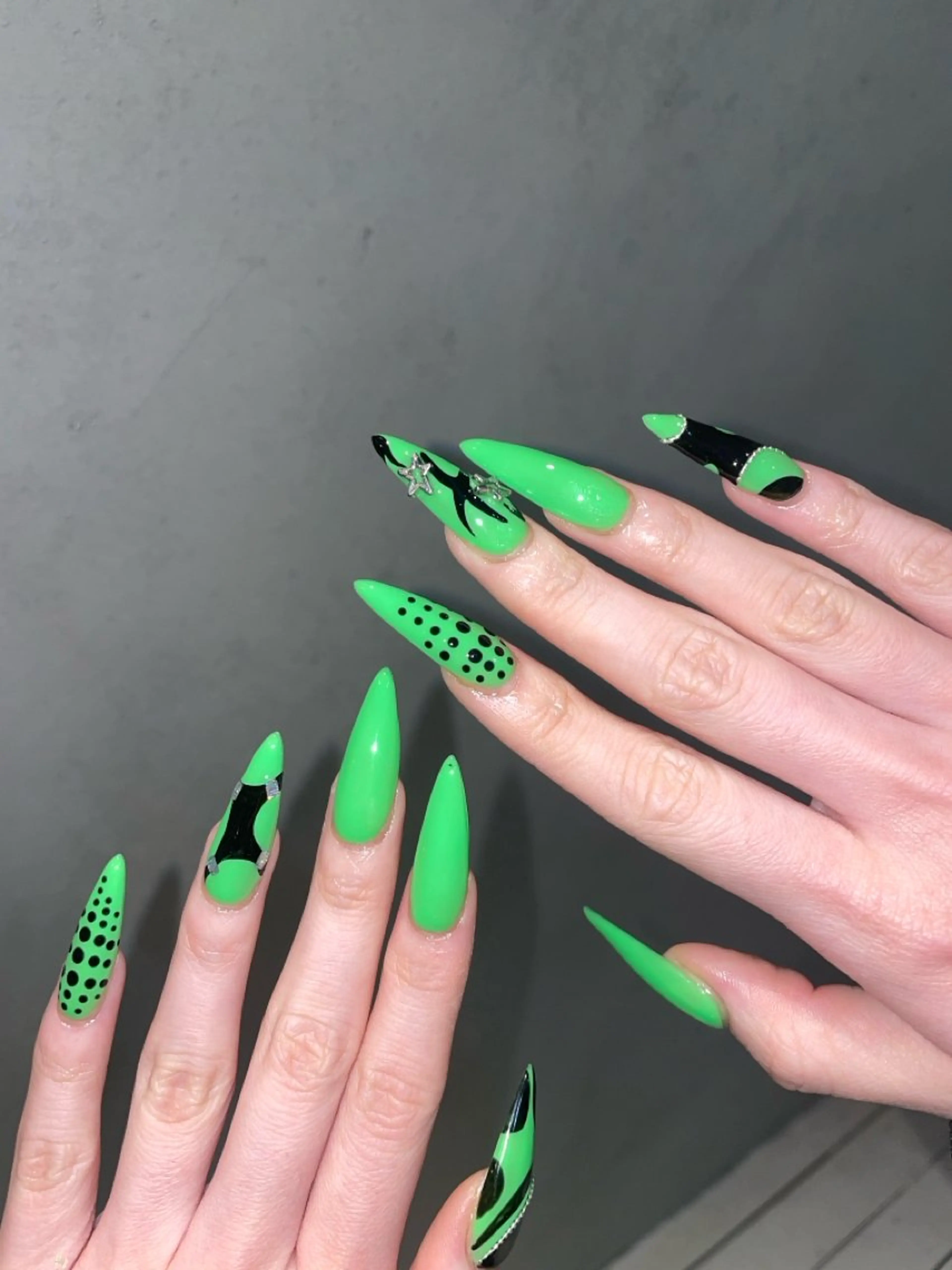 ネイル GO TODAY シェアサロン 渋谷Amiu店所属・渋谷ネイル🎀 y2k/海外ネイルのネイルデザイン