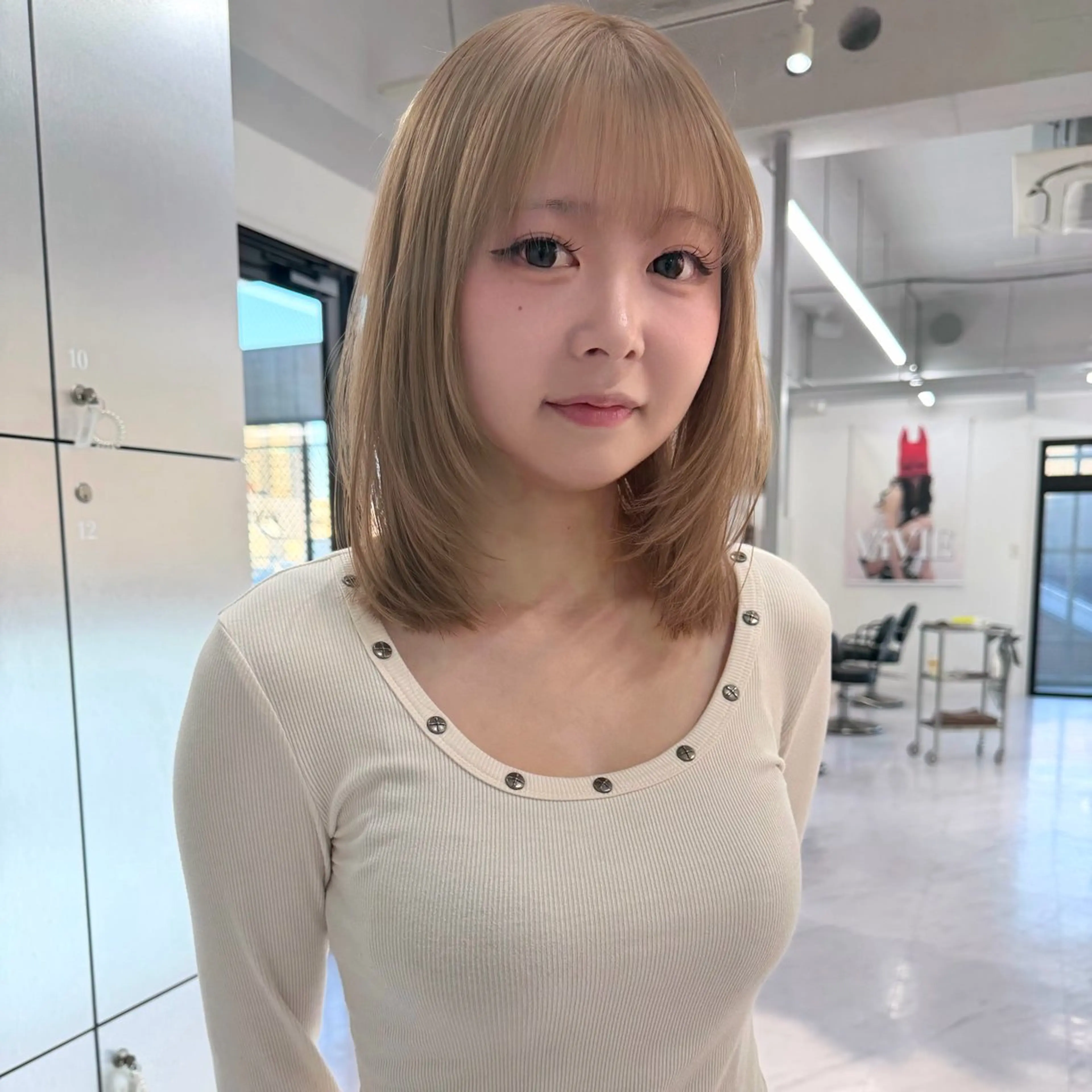 ミディアム カラー ベージュカラー ブリーチ ケアブリーチ デザインカラー ダブルカラー カット ヘアカラー トリートメント TATSUブリーチ/ ミルクティーベージュのヘアスタイル