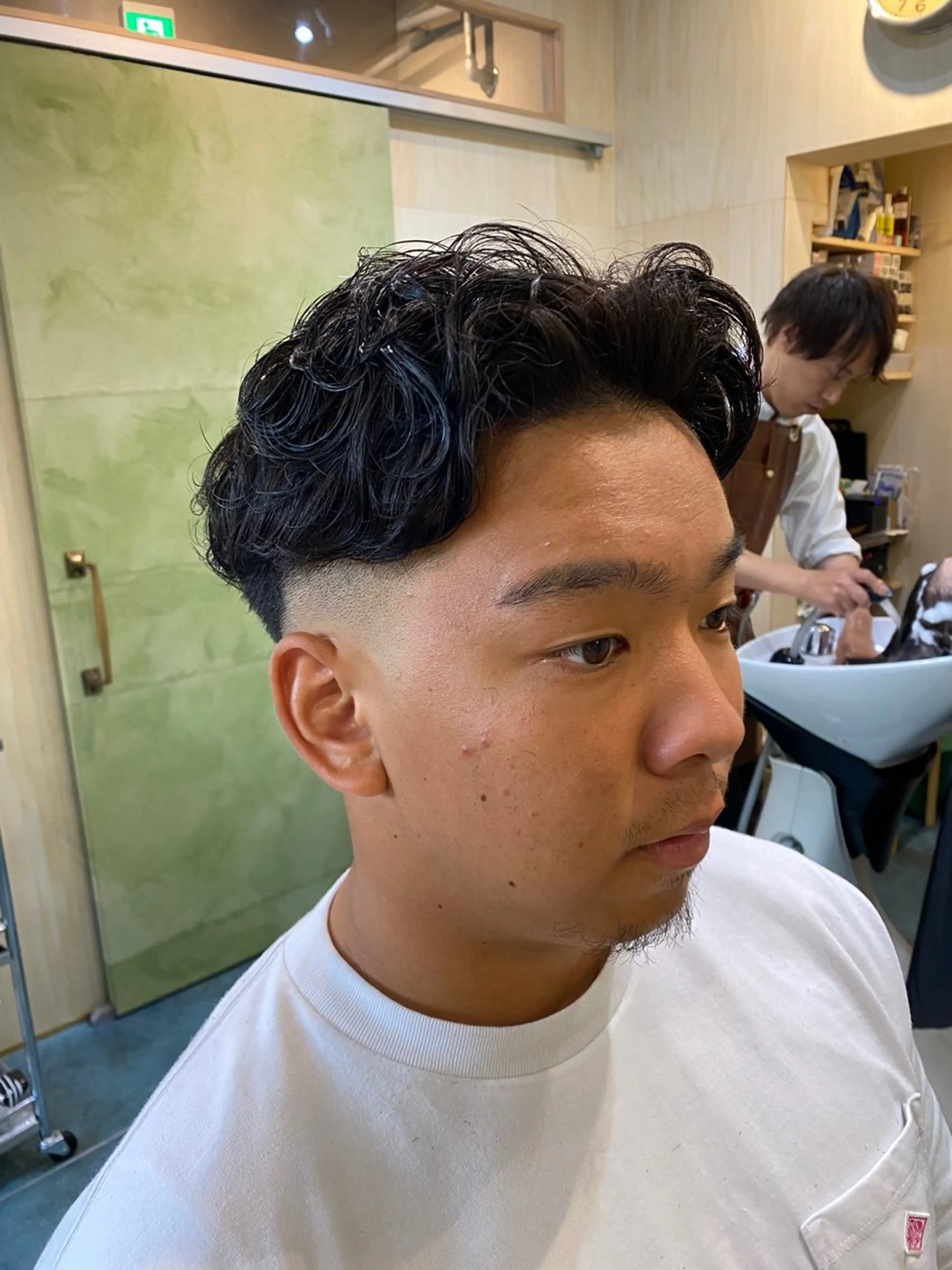 ミディアム パーマ メンズ ミディアムパーマ センターパート フェードカット メンズパーマ スキンフェード メンズカット/パーマ 福島区SOSOのヘアスタイル