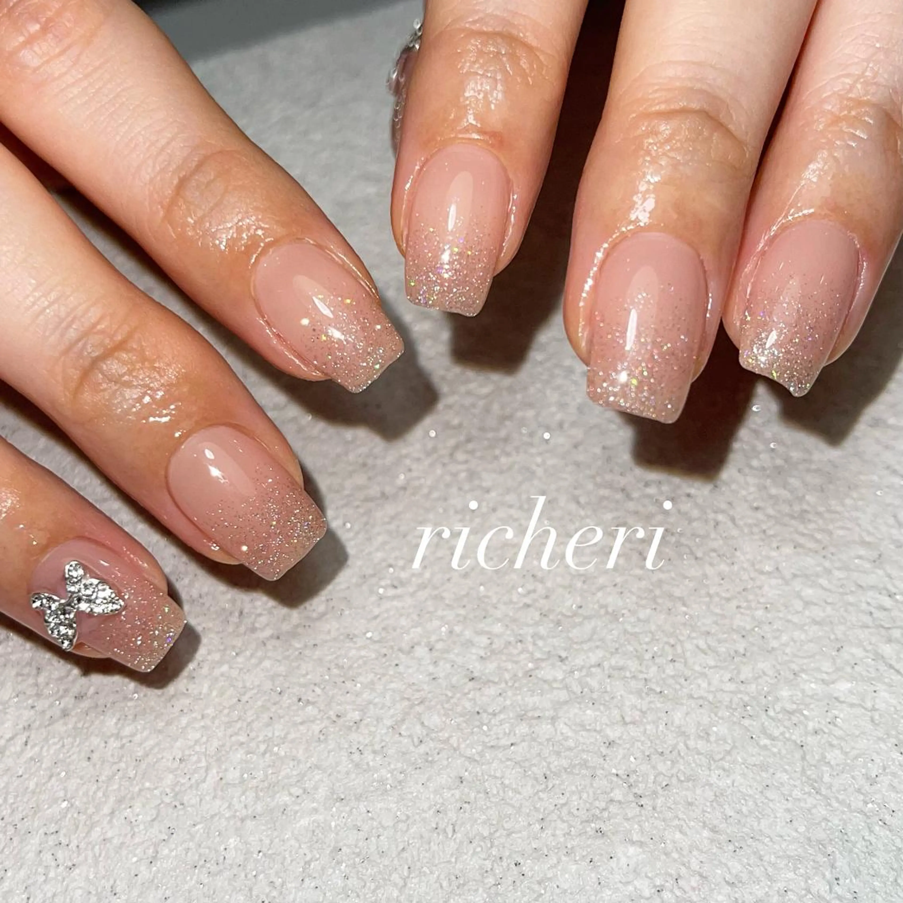 ミディアム ネイル 韓国風ヘア アートネイル ジェルネイル キラキラネイル 韓国ネイル ハンドネイル richeri beautyのエステ・リラクイメージ