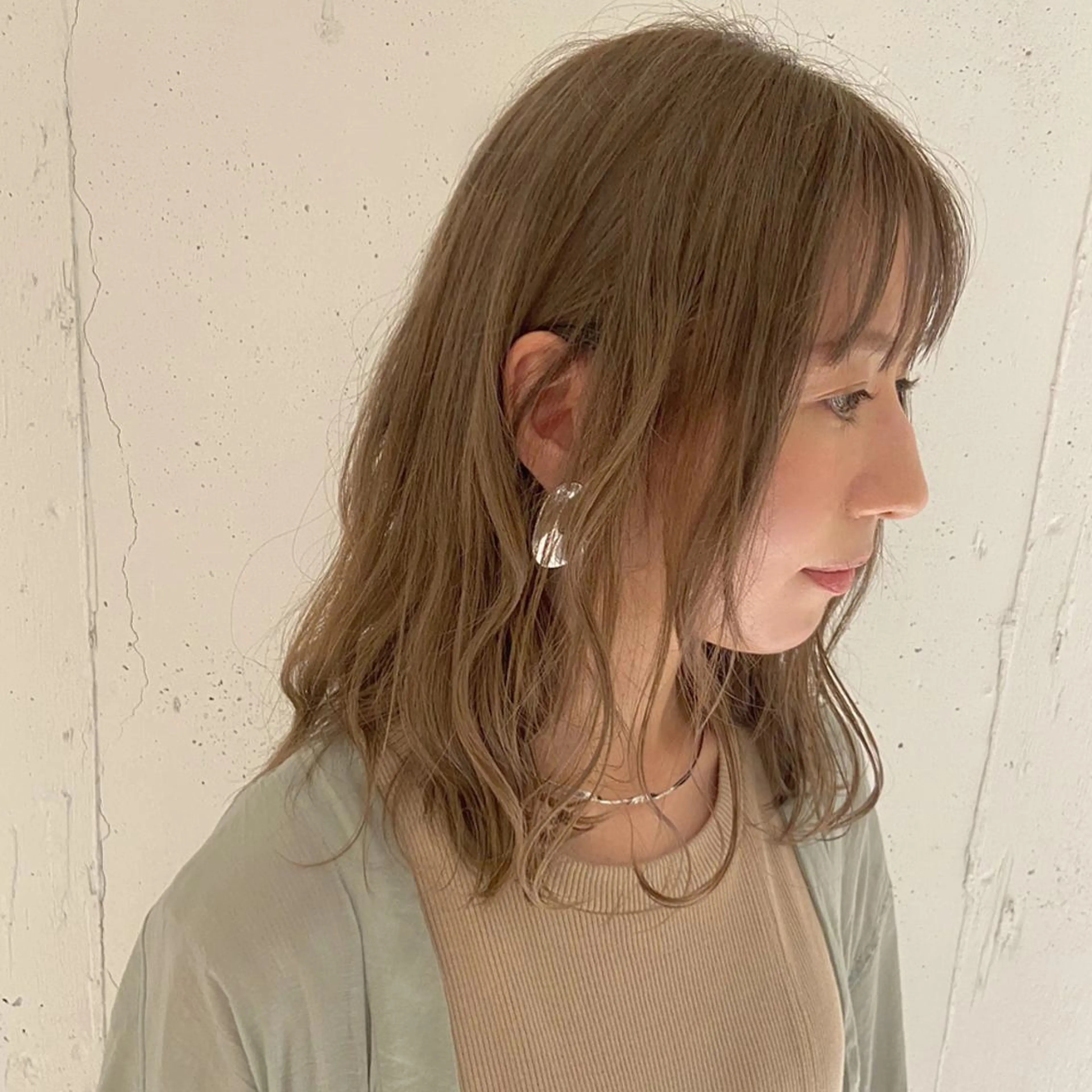 ミディアム カラー ベージュカラー ブリーチ ケアブリーチ 透明感カラー ダブルカラー カジュアルを女っぽく 𝗮𝘆𝗮𝗰𝗼のヘアスタイル