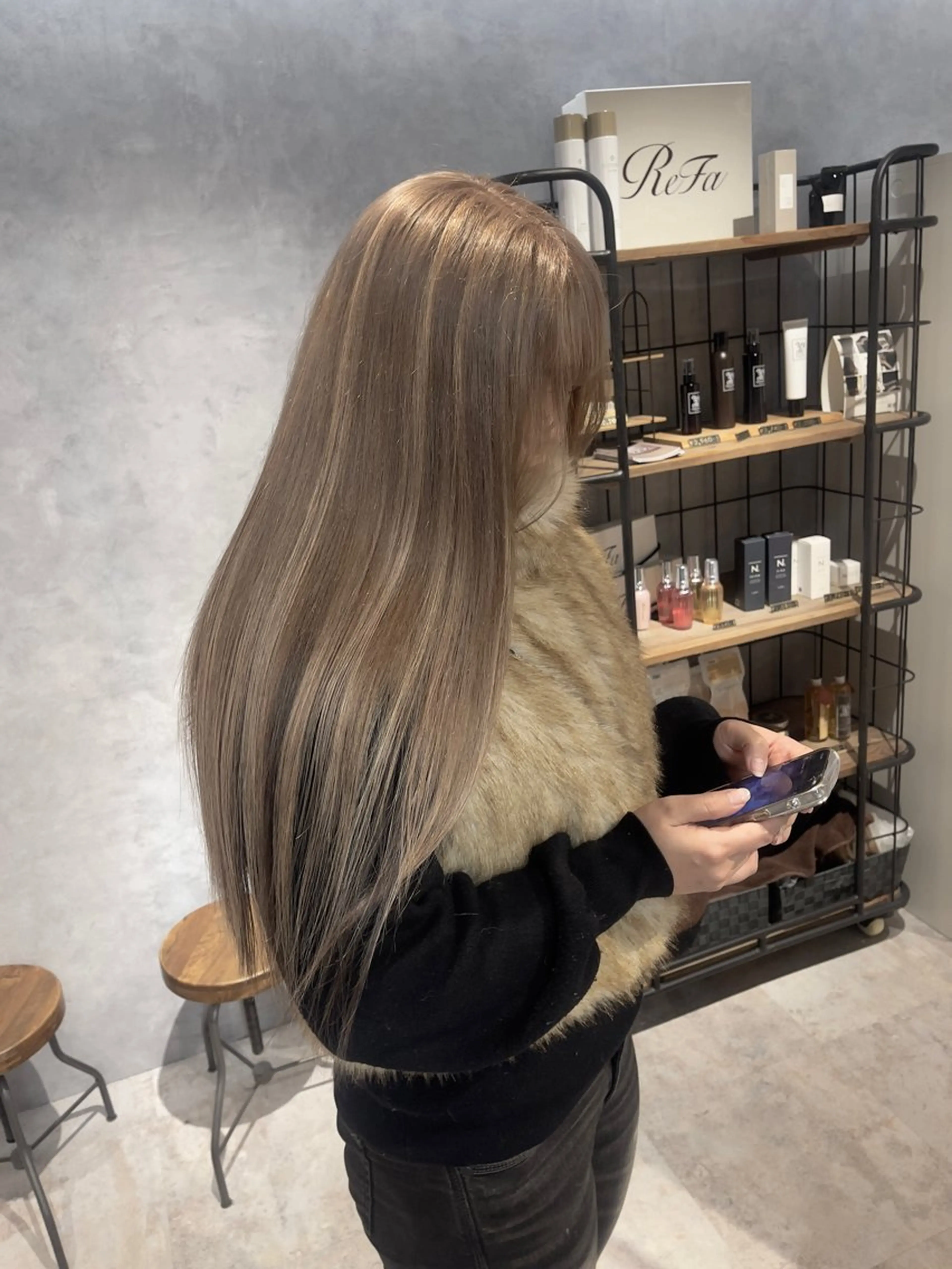 ロング カラー ブリーチ ヘアカラー エクステ オフホワイトアンドなんば所属・福西 洋斗のヘアスタイル