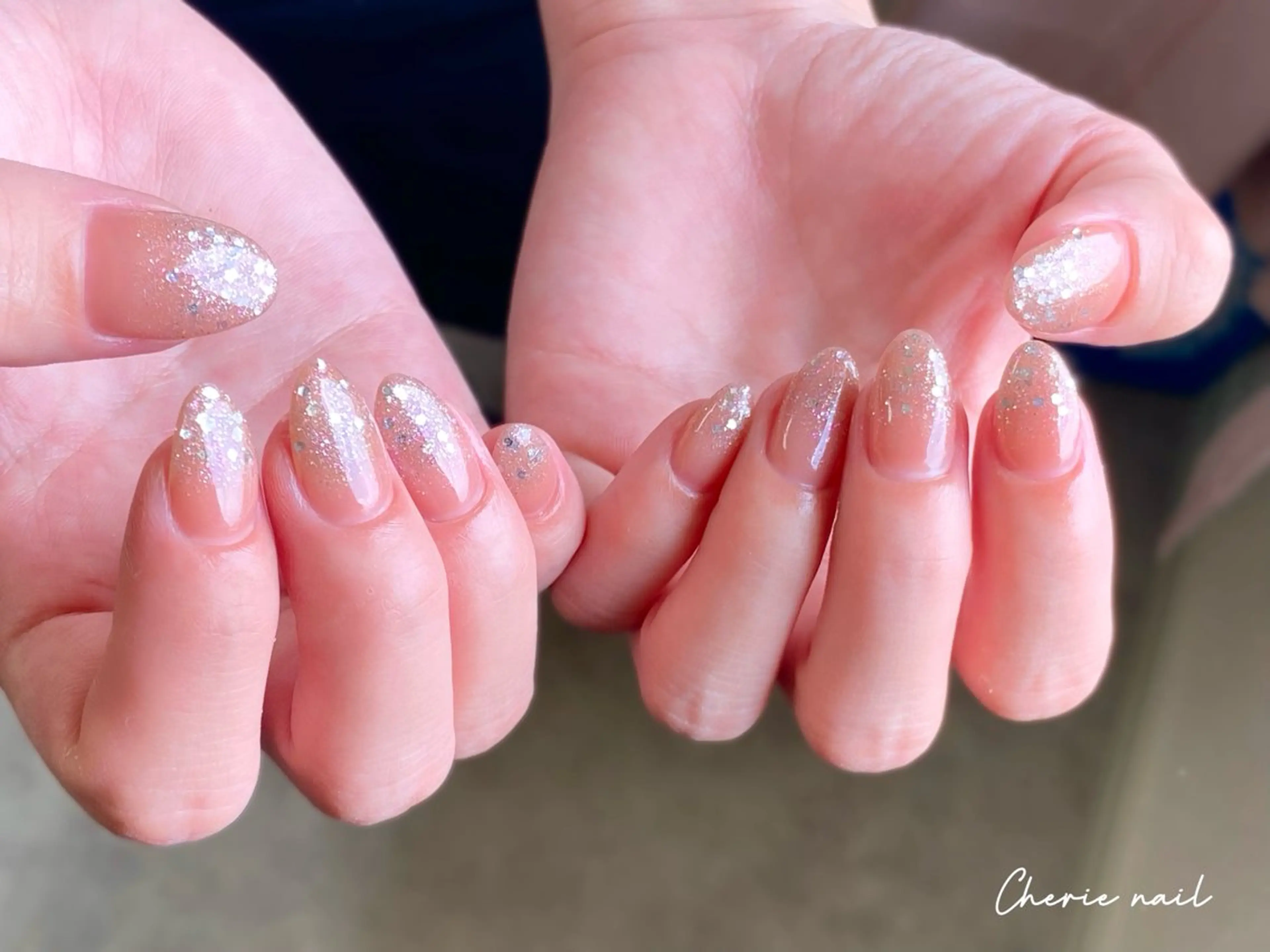 ネイル ジェルネイル グラデーション ラメ(グリッター) オフィスネイル シルバー ハンドネイル Cherienail yunaのネイルデザイン