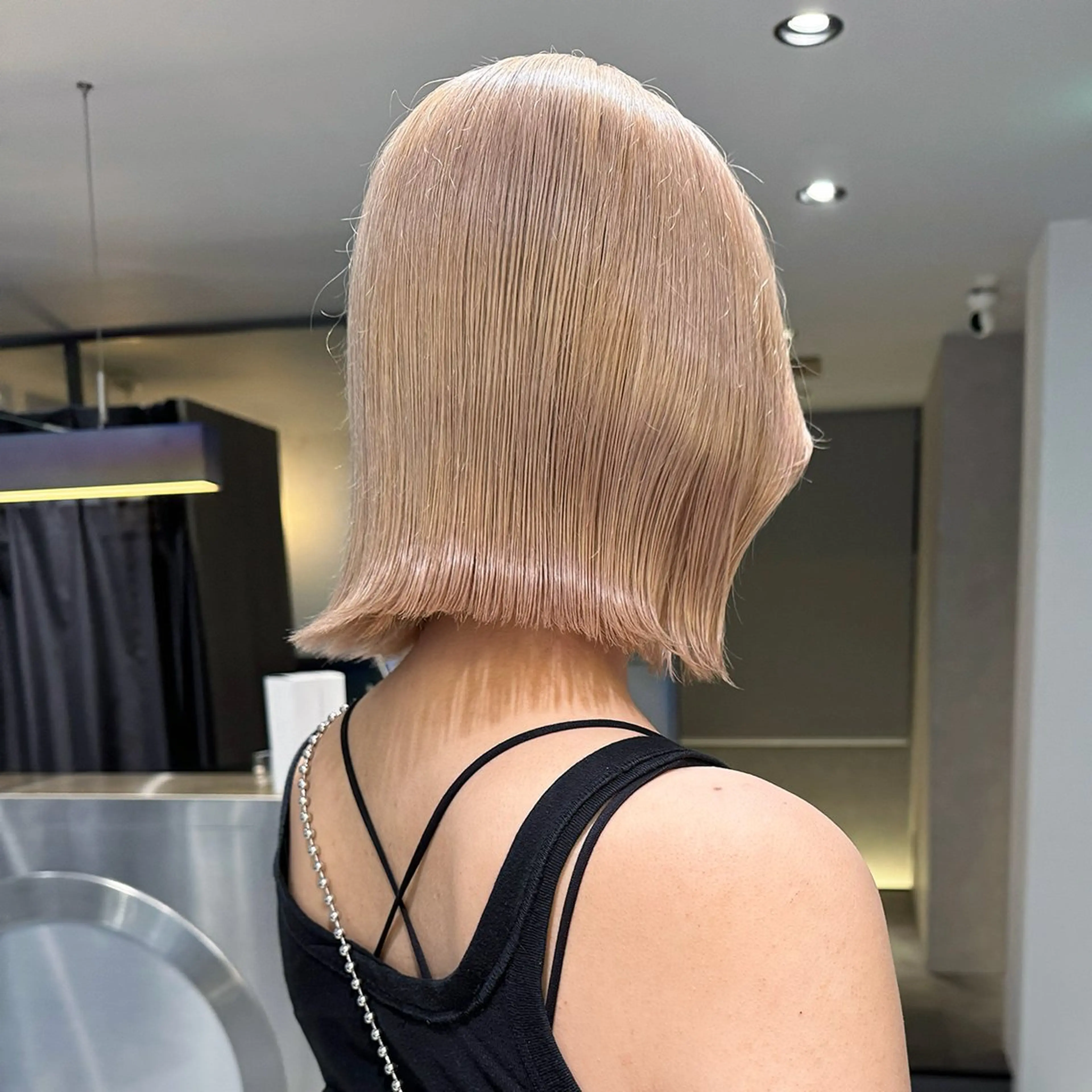 ミディアム カラー 切りっぱなしボブ ベージュカラー ブリーチ ケアブリーチ ダブルカラー GO TODAY シェアサロン 原宿Verno店所属・ブリーチ/髪質改善/ ボブ特化/よしきのヘアスタイル