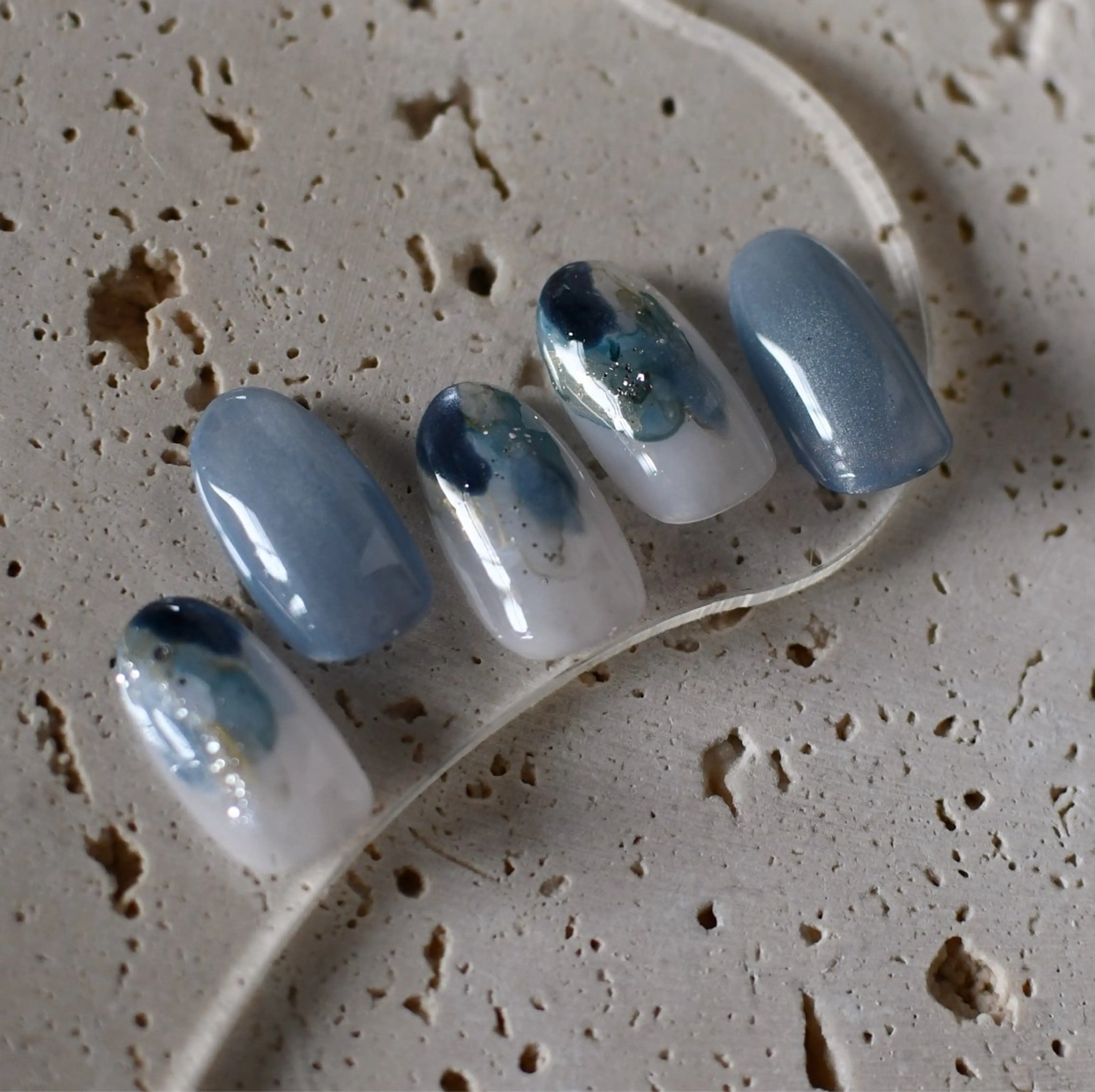 ネイル ラメ(グリッター) ミラーネイル ニュアンスネイル ハンドネイル ハンドケア nuu 栄  /  シェアサロン所属・nuu栄 ユキ / 大人ニュアンスのネイルデザイン