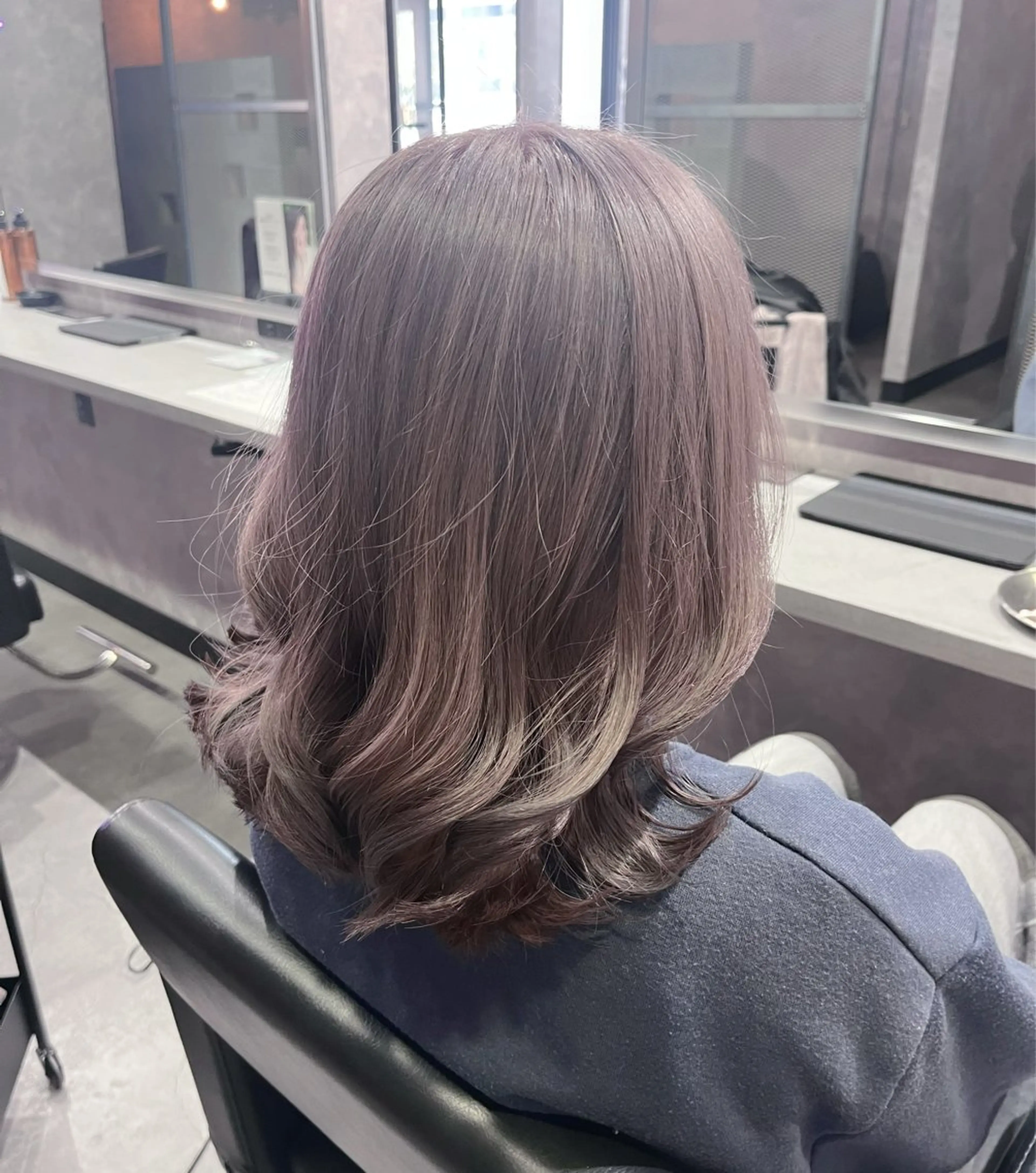 ミディアム ラベンダーベージュ ヘアカラー 伊藤 由妃乃のヘアスタイル