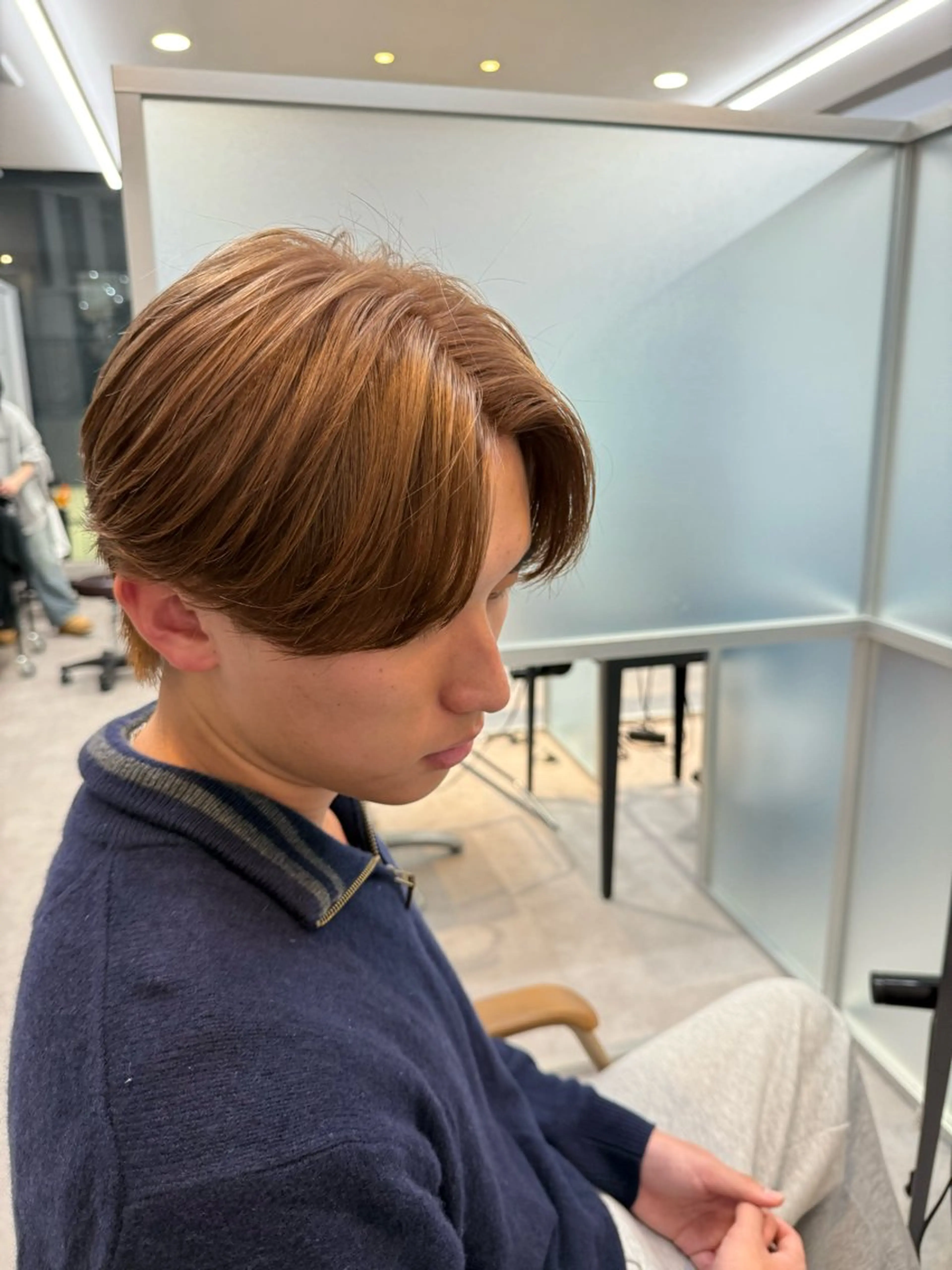 ミディアム カラー メンズ センターパート ベージュカラー ミルクティーベージュ カット ヘアカラー トリートメント メンズパーマ職人/ 天神/tatsukiのヘアスタイル