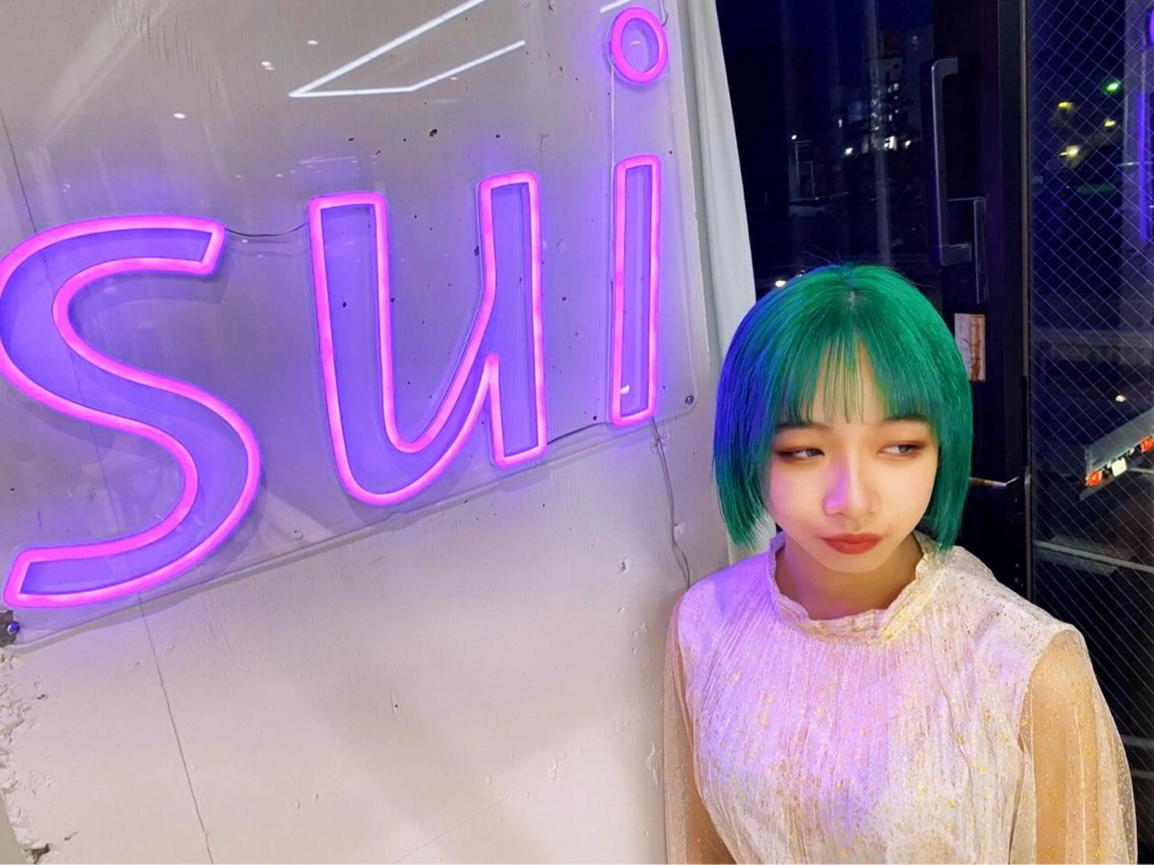 ショート カラー ブリーチ ヒラ マツのヘアスタイル