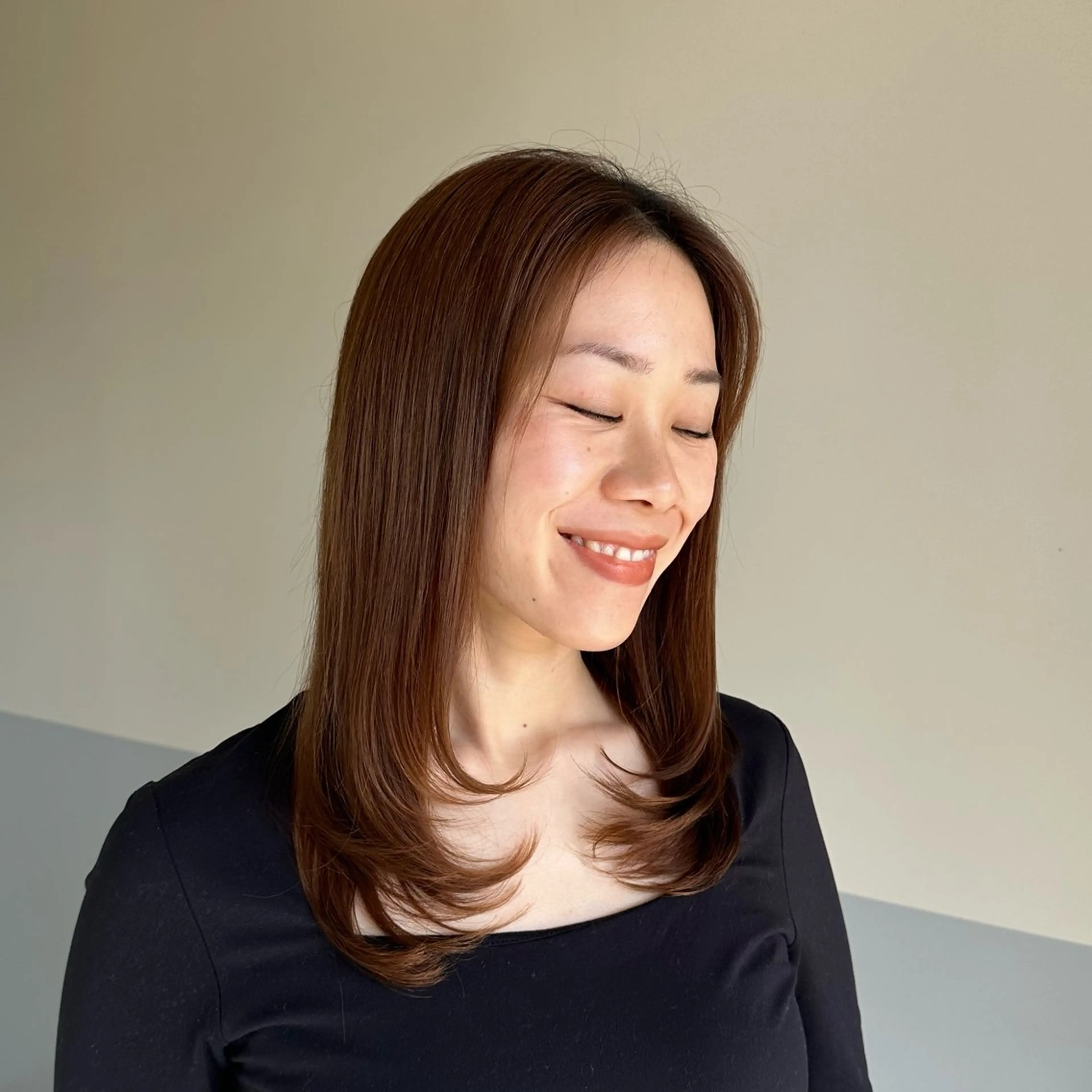 ミディアム 顔まわりレイヤー レイヤーカット 小顔カット 艶カラー/岡崎 /おかもとななのヘアスタイル