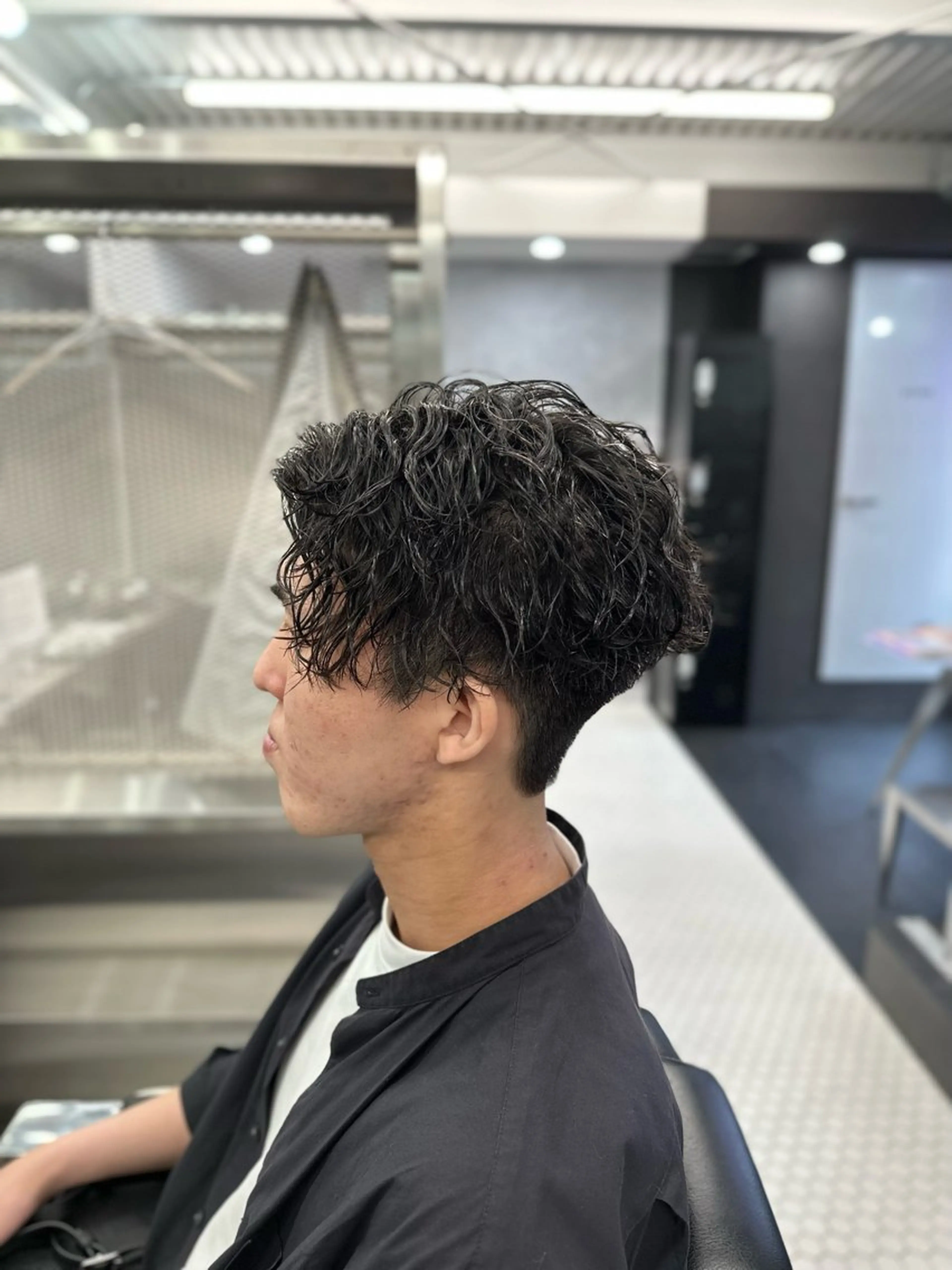 パーマ メンズ ショート メンズバレイヤージュ メンズブリーチ ビジネス センターパート ダウンパーマ カット パーマ トップスタイリスト/ 久徳大輝のヘアスタイル