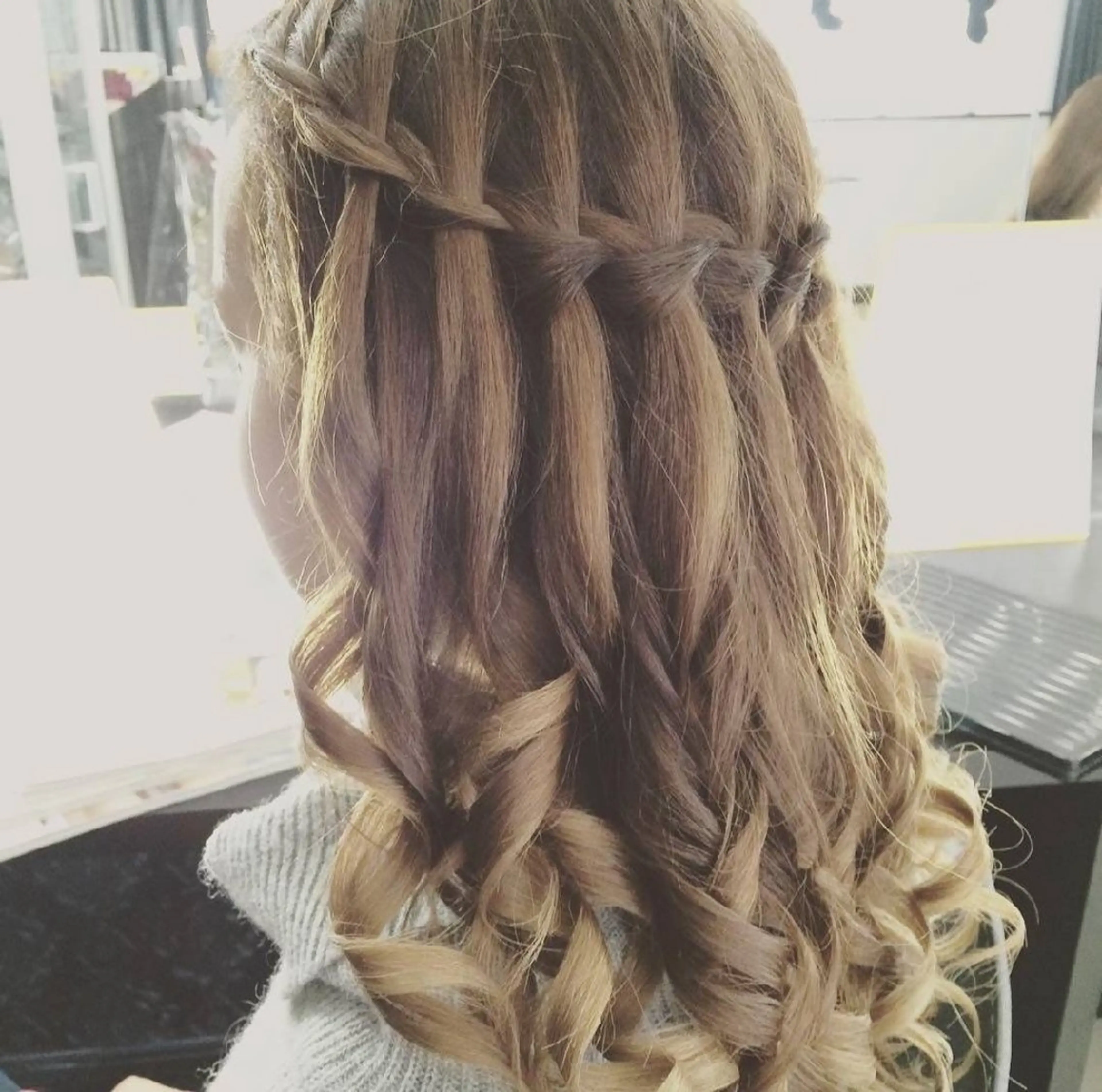 SNS掲載用ヘアセットモデル募集の写真