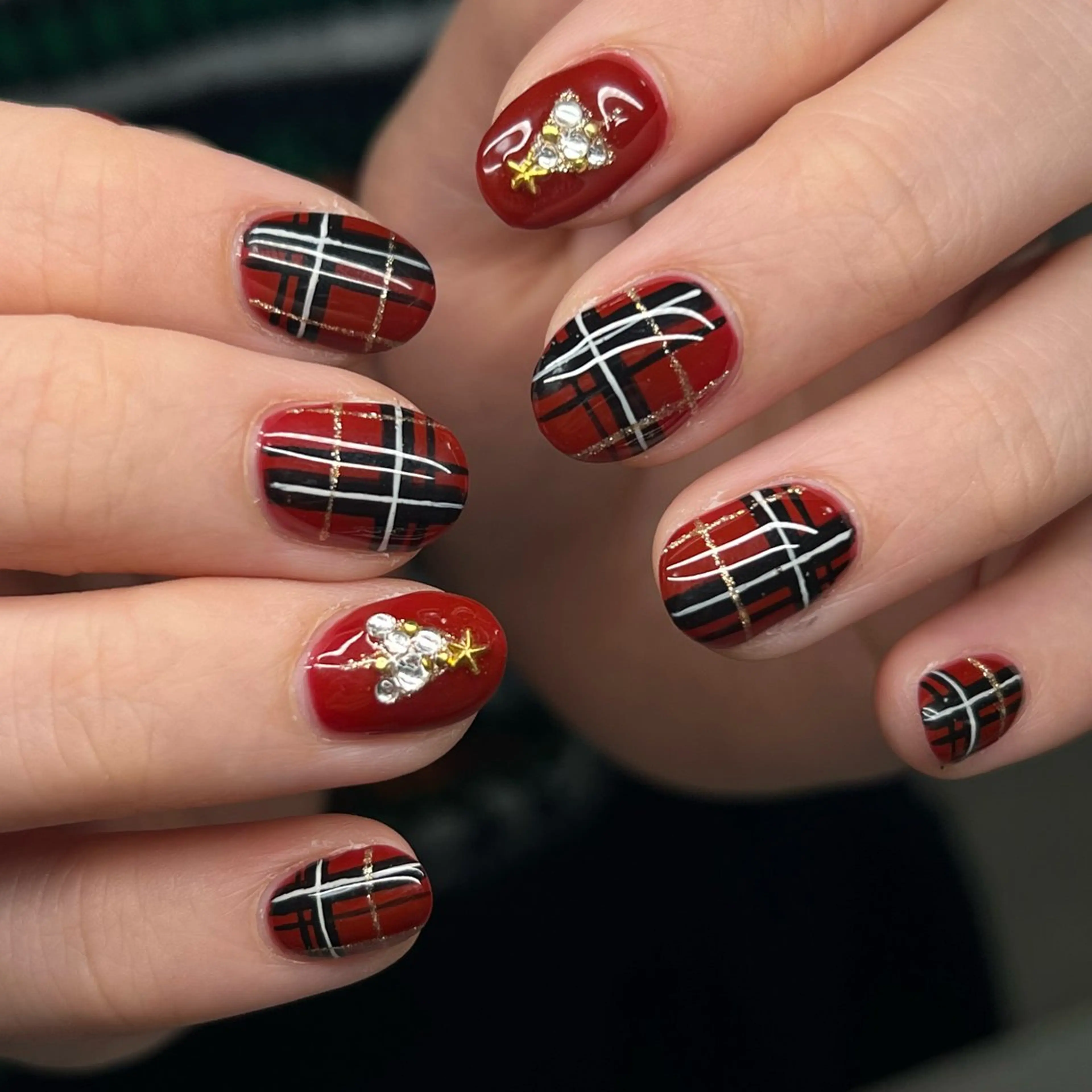 ネイル 赤色 冬ネイル クリスマス ⁸ᵃᵖᵖʸ🐝⋆゜ MöEのネイルデザイン