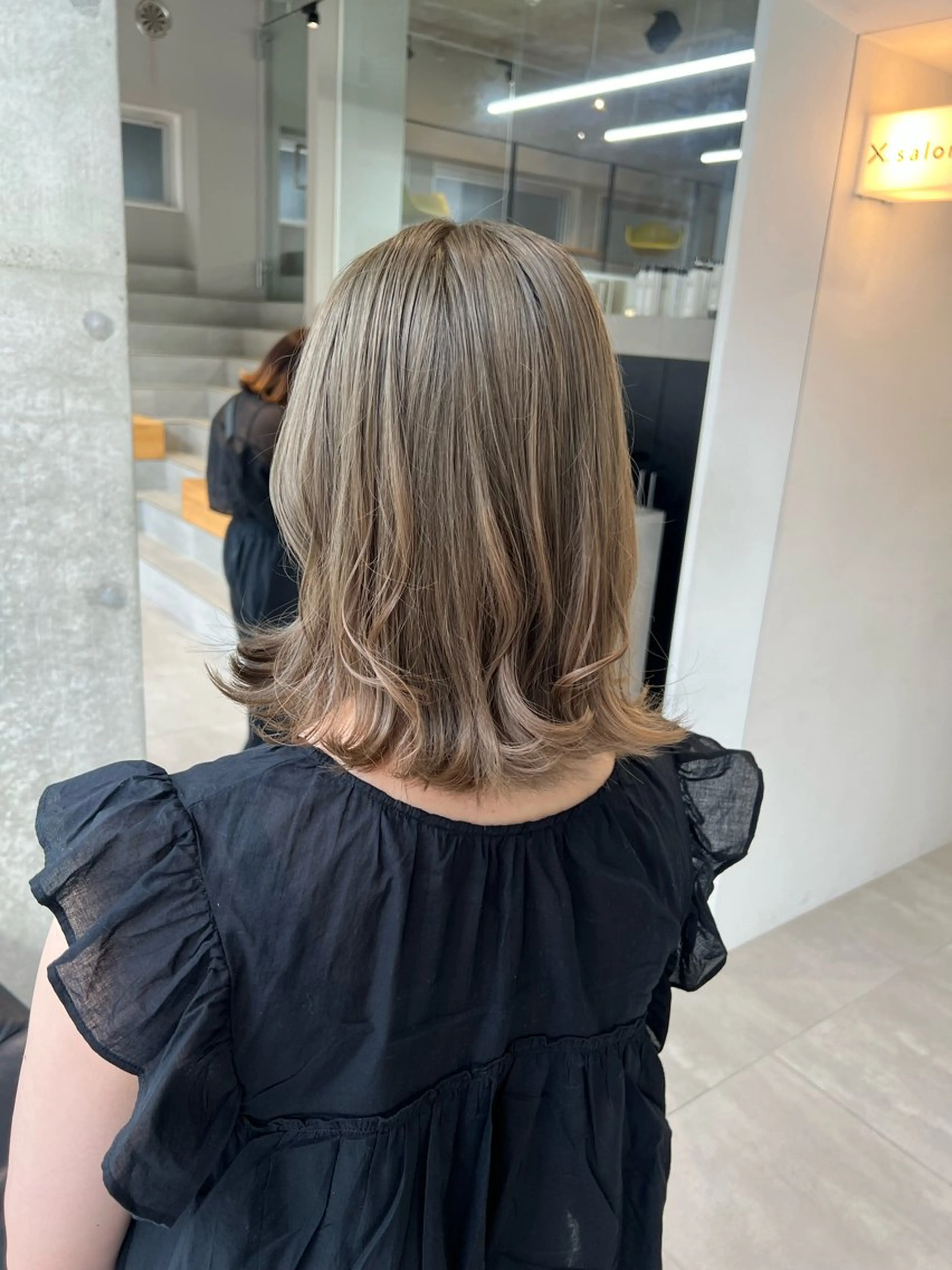 ミディアム カラー ベージュカラー 透明感カラー 外ハネヘア カット ヘアカラー トリートメント 吉沢遣人/レイヤー 艶カラー/パーマのヘアスタイル