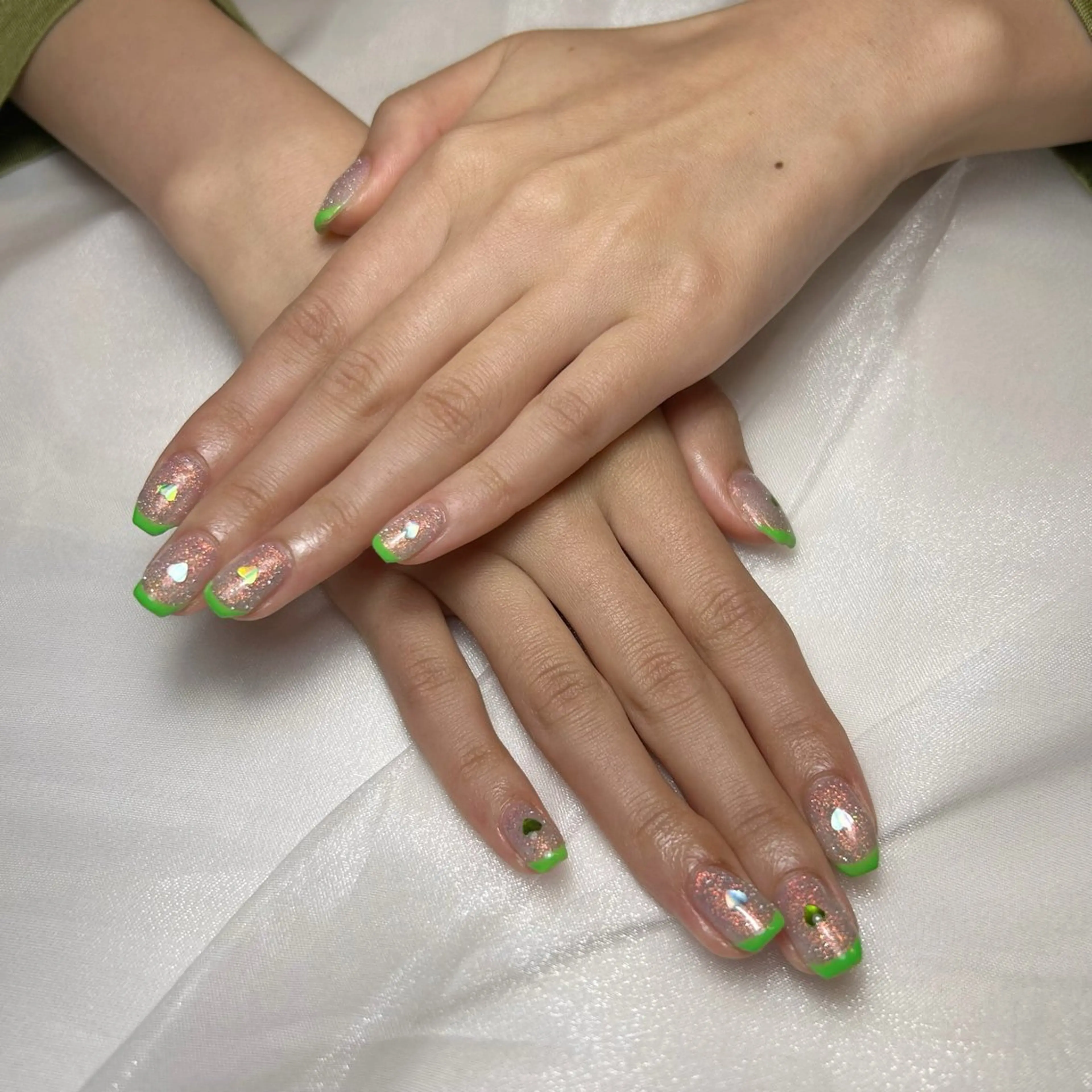 ネイル アートネイル オーロラネイル フラッシュネイル フレンチネイル グリーン nico +所属・nico + 鷲野のネイルデザイン