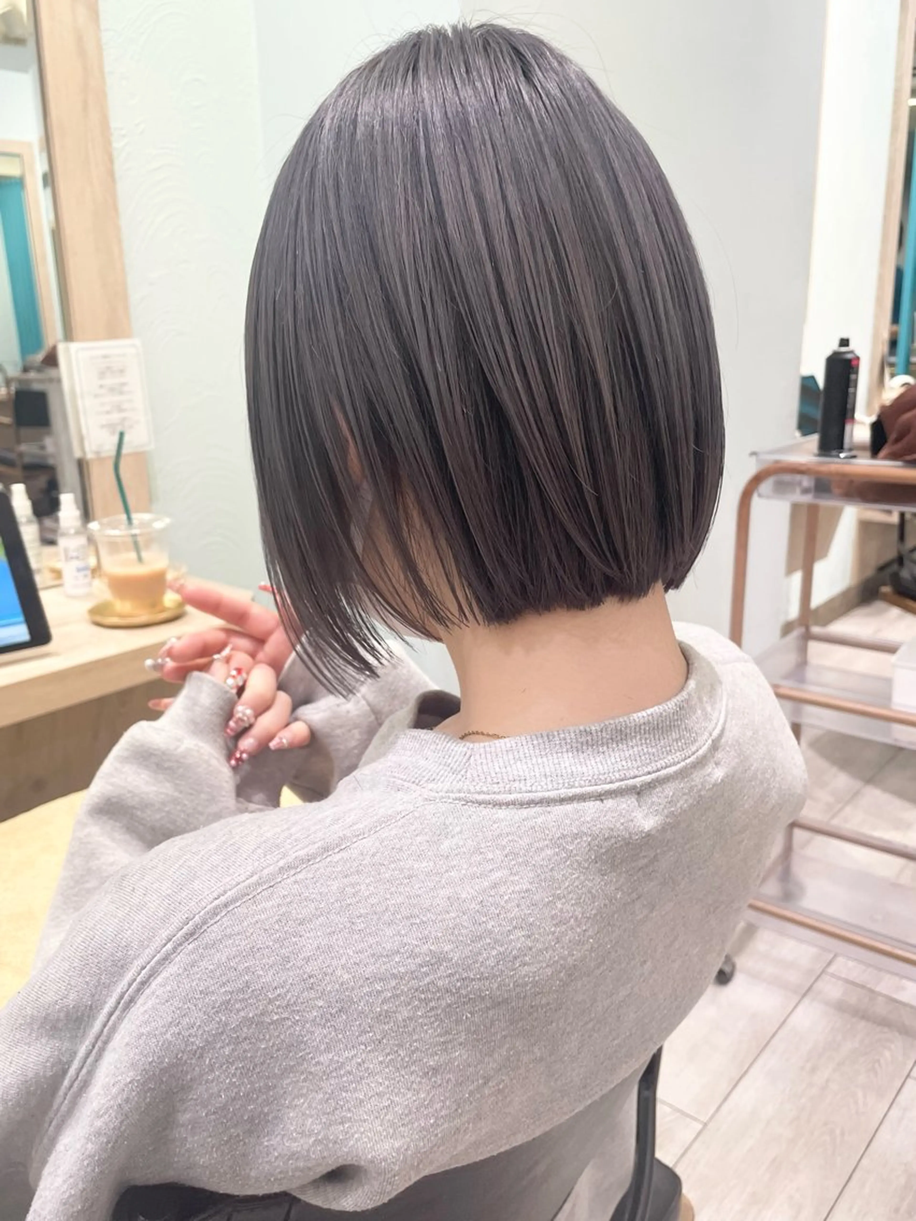 ミディアム カラー グレージュ シルバー シルバーグレージュ カット ヘアカラー トリートメント 佐藤 魁人のヘアスタイル