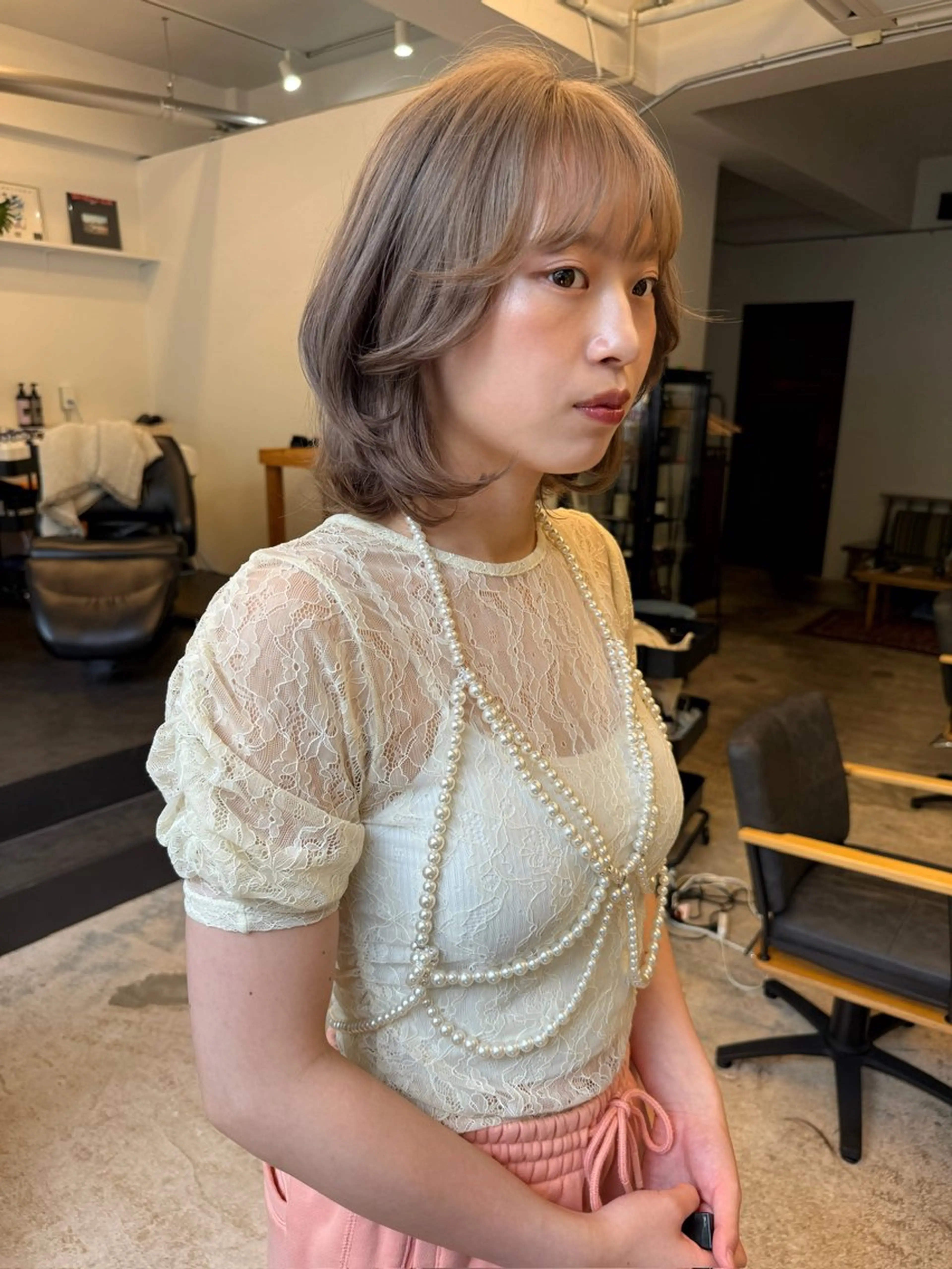 ミディアム カラー グレージュ ハイトーンカラー レイヤーカット yearn所属・naho✂︎bob/ layerのヘアスタイル