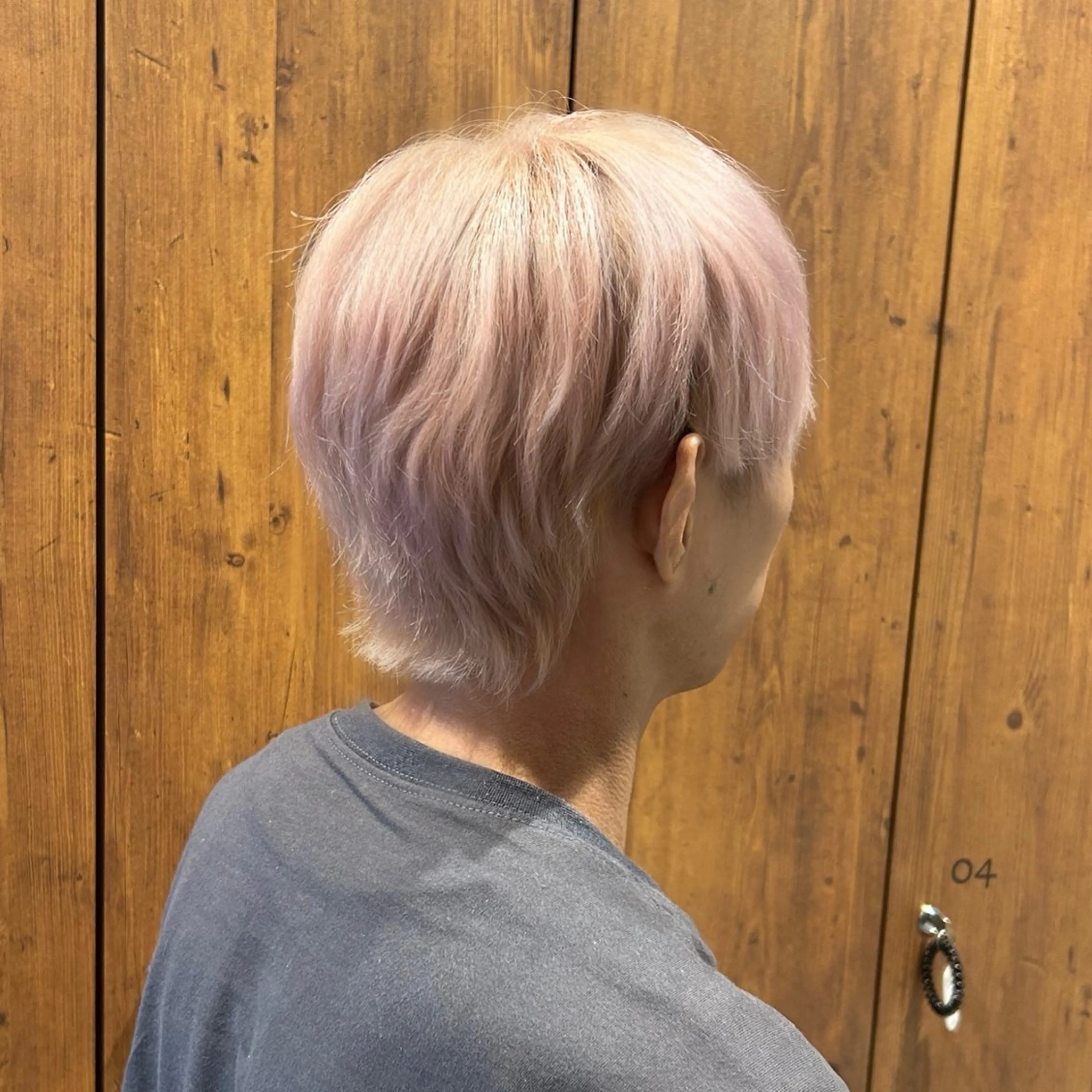 カラー メンズ ピンクカラー ホワイトピンク カット ヘアカラー メンズ特化/センター パート🩵のヘアスタイル