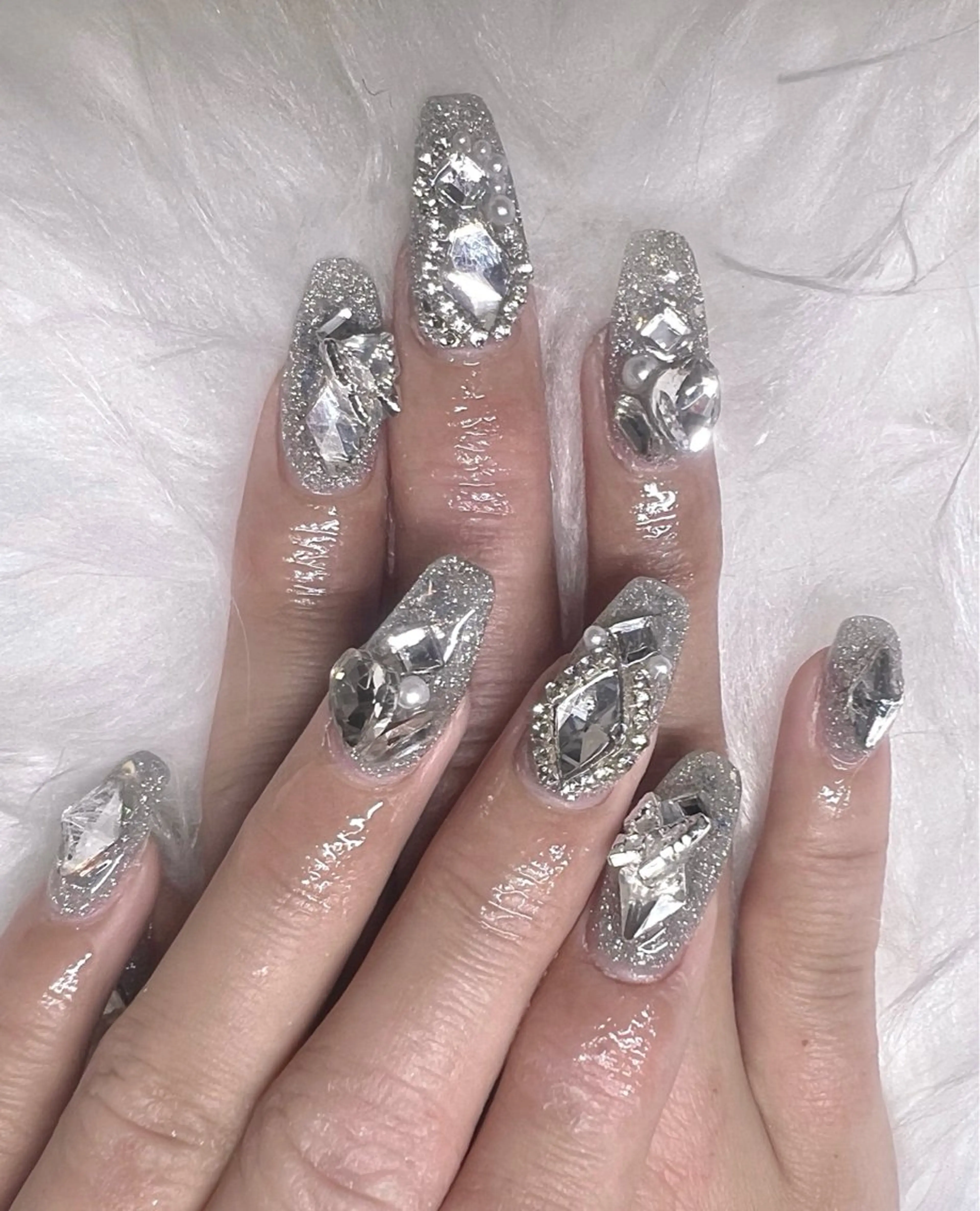 ネイル キラキラネイル シルバー ハンドネイル CHARME 🤎〔RINA〕のネイルデザイン