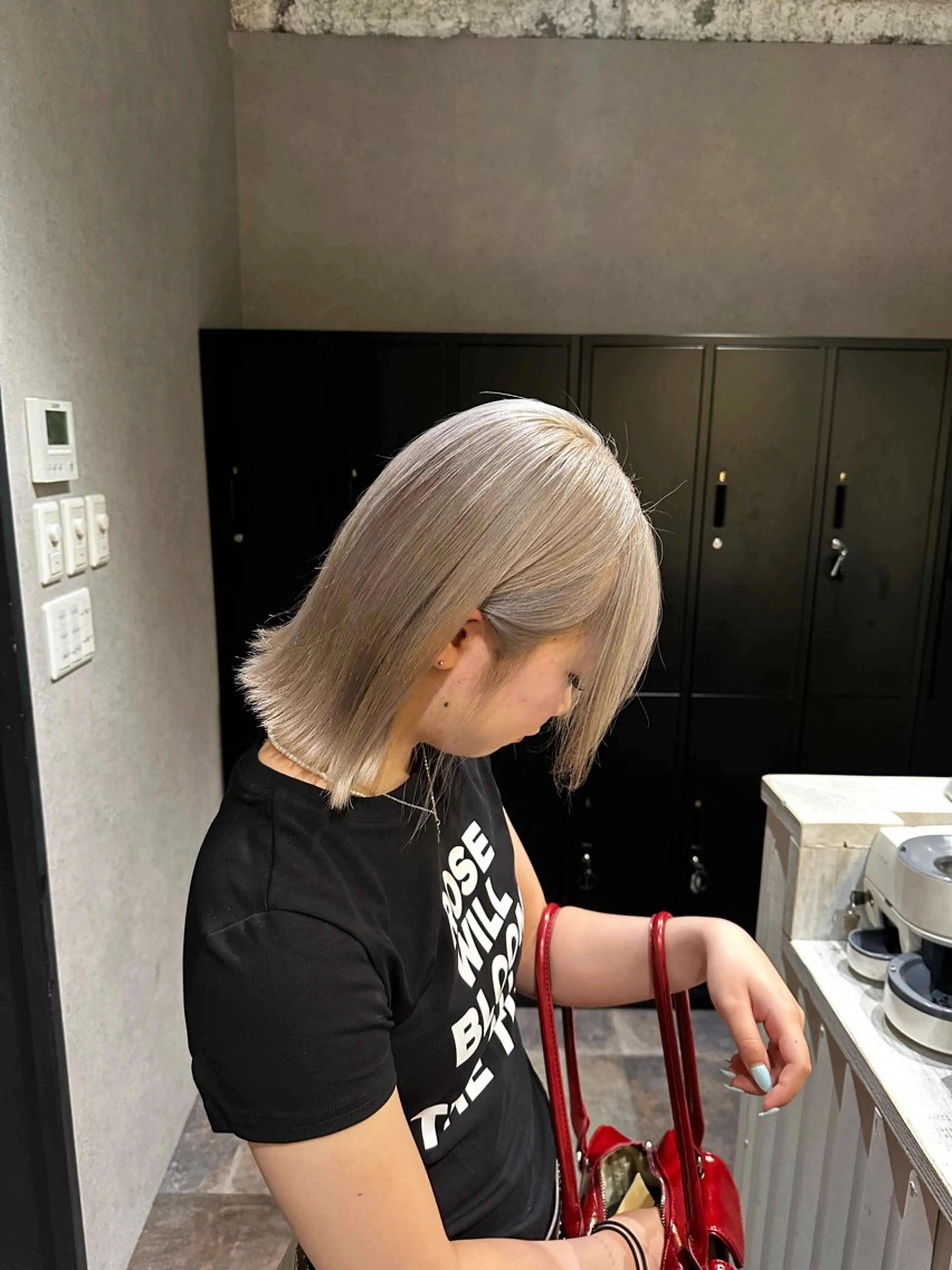 セミロング カラー ベージュカラー ブリーチ ホワイトベージュ SALOWIN広島所属・ブリーチカラー/ ベージュ/SARAのヘアスタイル