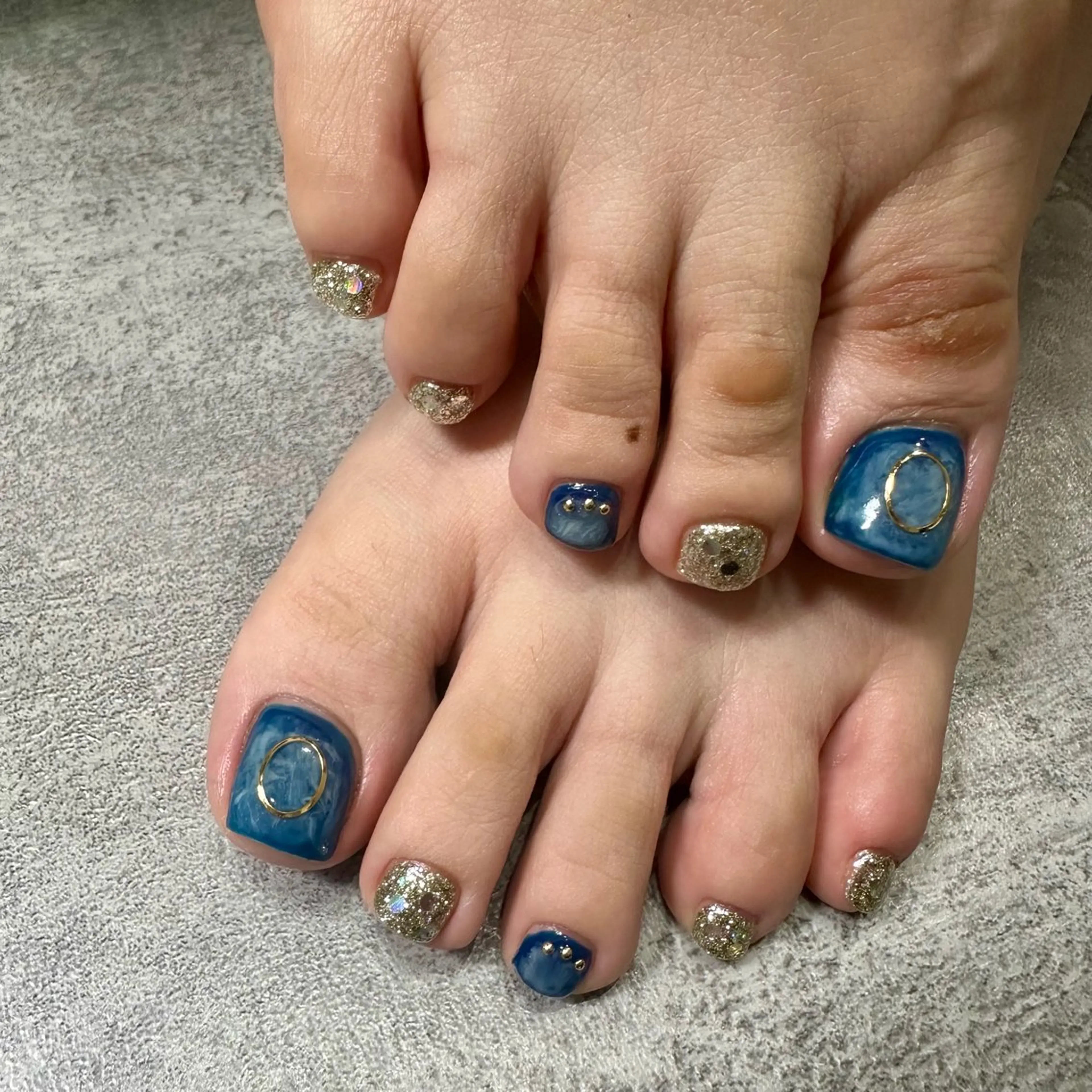 ネイル ゴールド ラメ(グリッター) フットネイル atelier salon Mar’s鶴ヶ島 アットホームサロン所属・a Tomokaのネイルデザイン