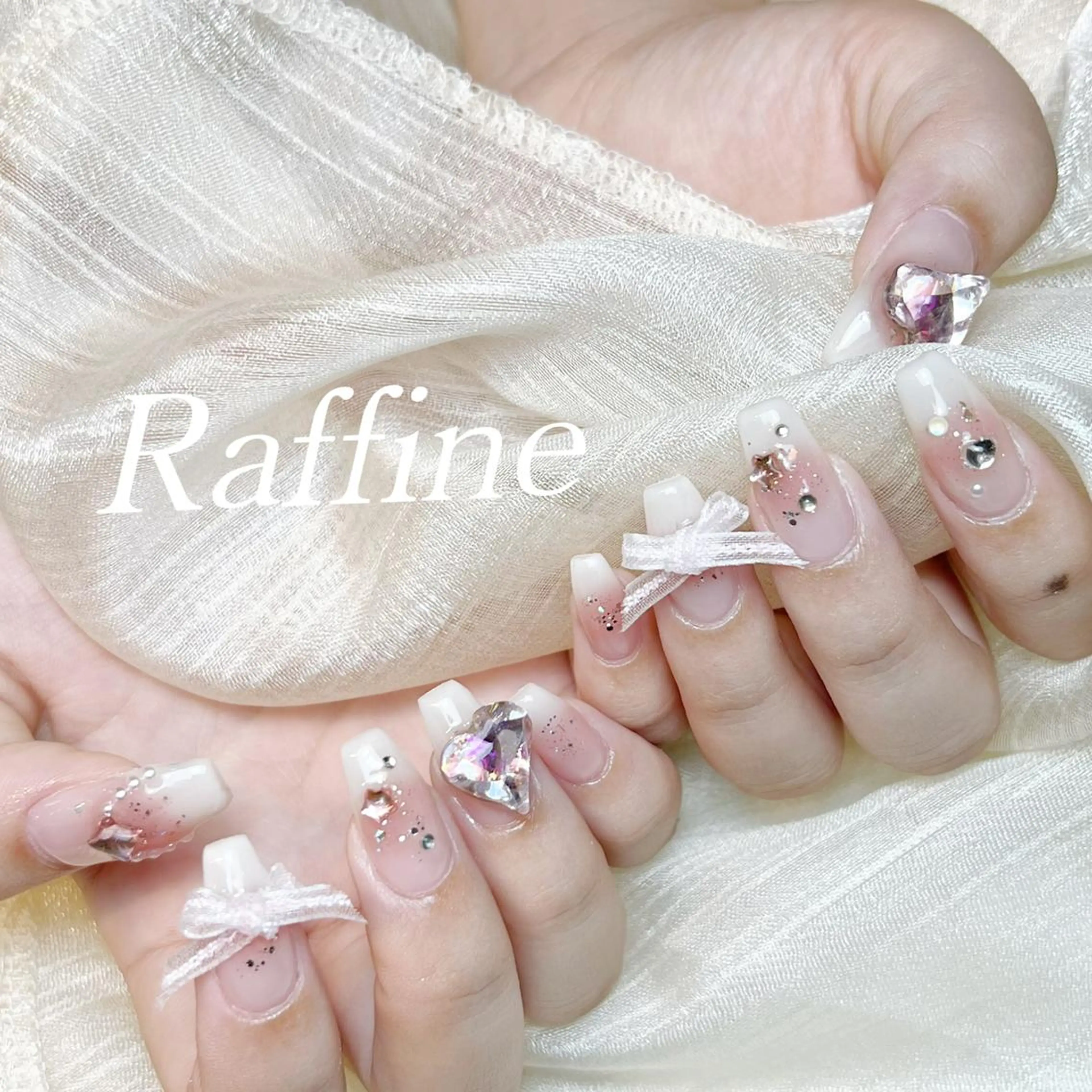 ネイル ハンドネイル RAFFINE 月🦋🩵のネイルデザイン