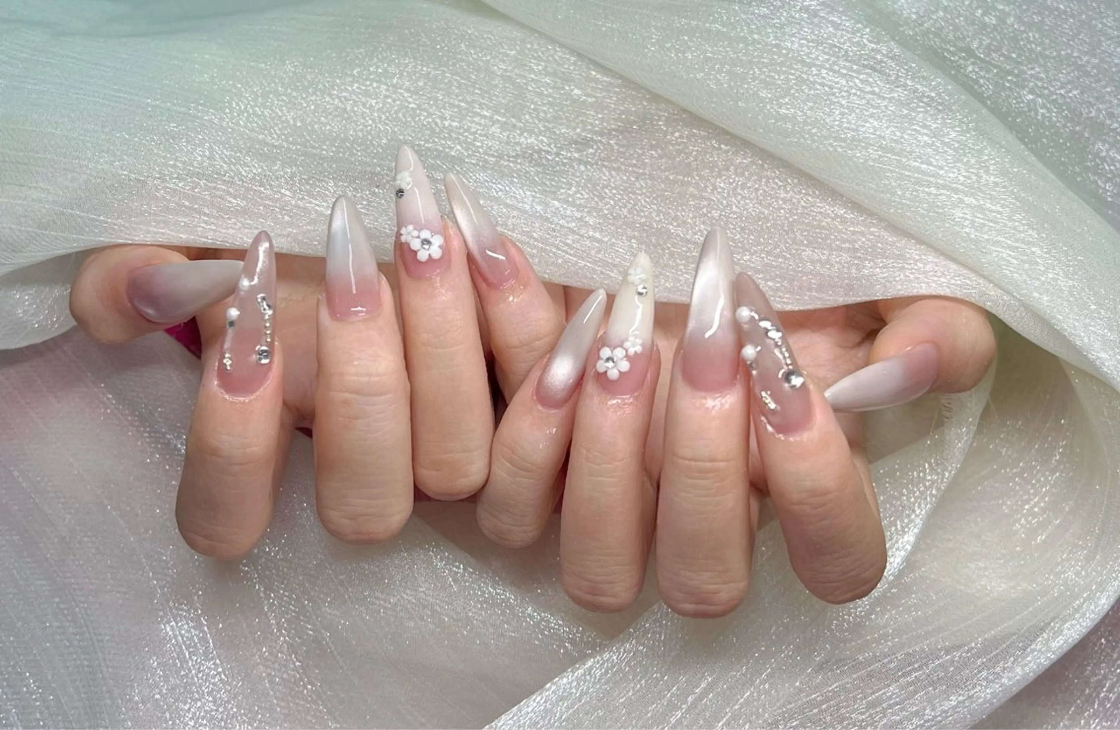 セミロング ハンドネイル ハンドケア 一其 サロンのネイルデザイン