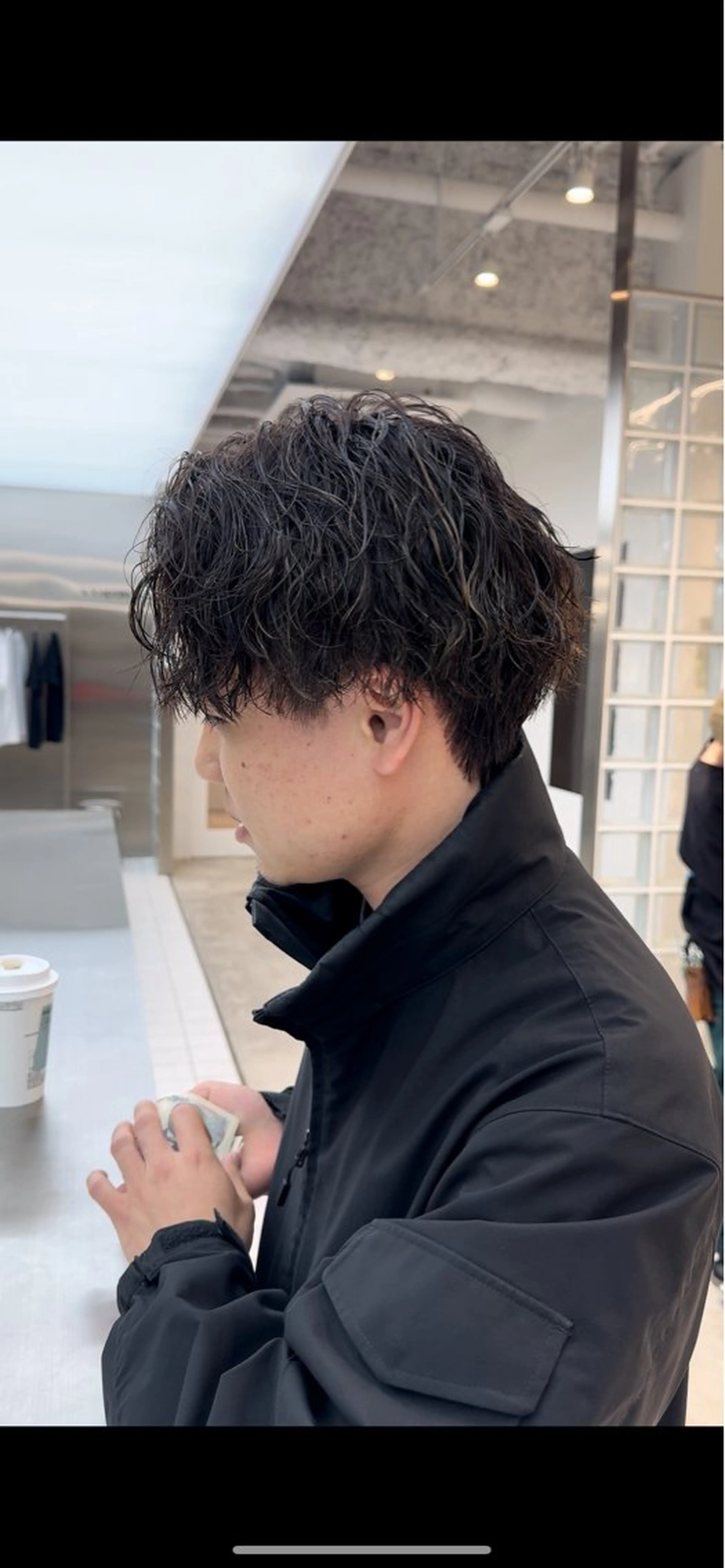 ミディアム パーマ ヘアアレンジ メンズ ミディアムパーマ センターパート メンズパーマ カット パーマ fifth park 六反穂 龍介のヘアスタイル