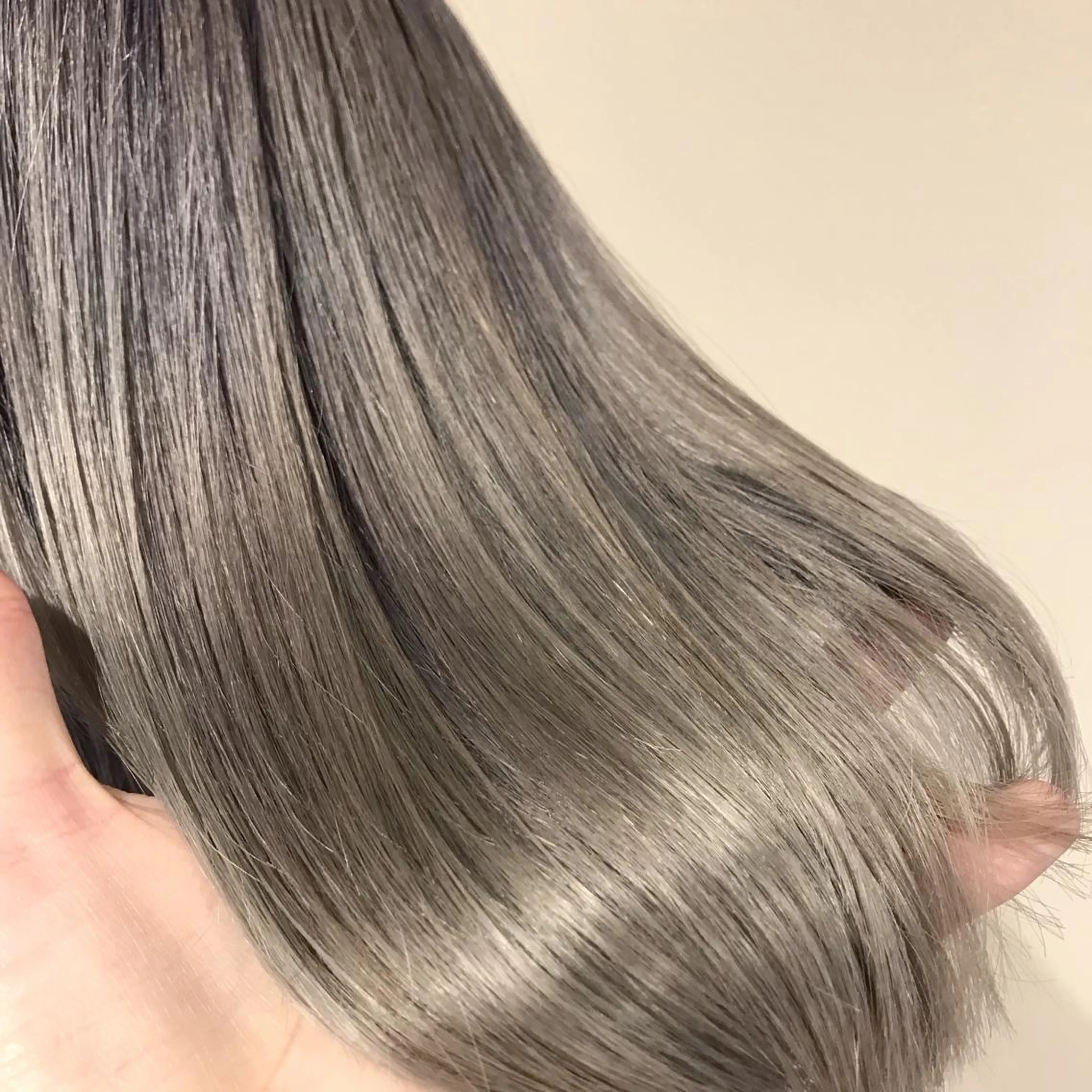 ショート カラー アッシュ アッシュグレー アッシュグレージュ バレイヤージュ ベージュカラー AMI Hair  supply所属・髪質改善カラー 韓国風レイヤーのヘアスタイル