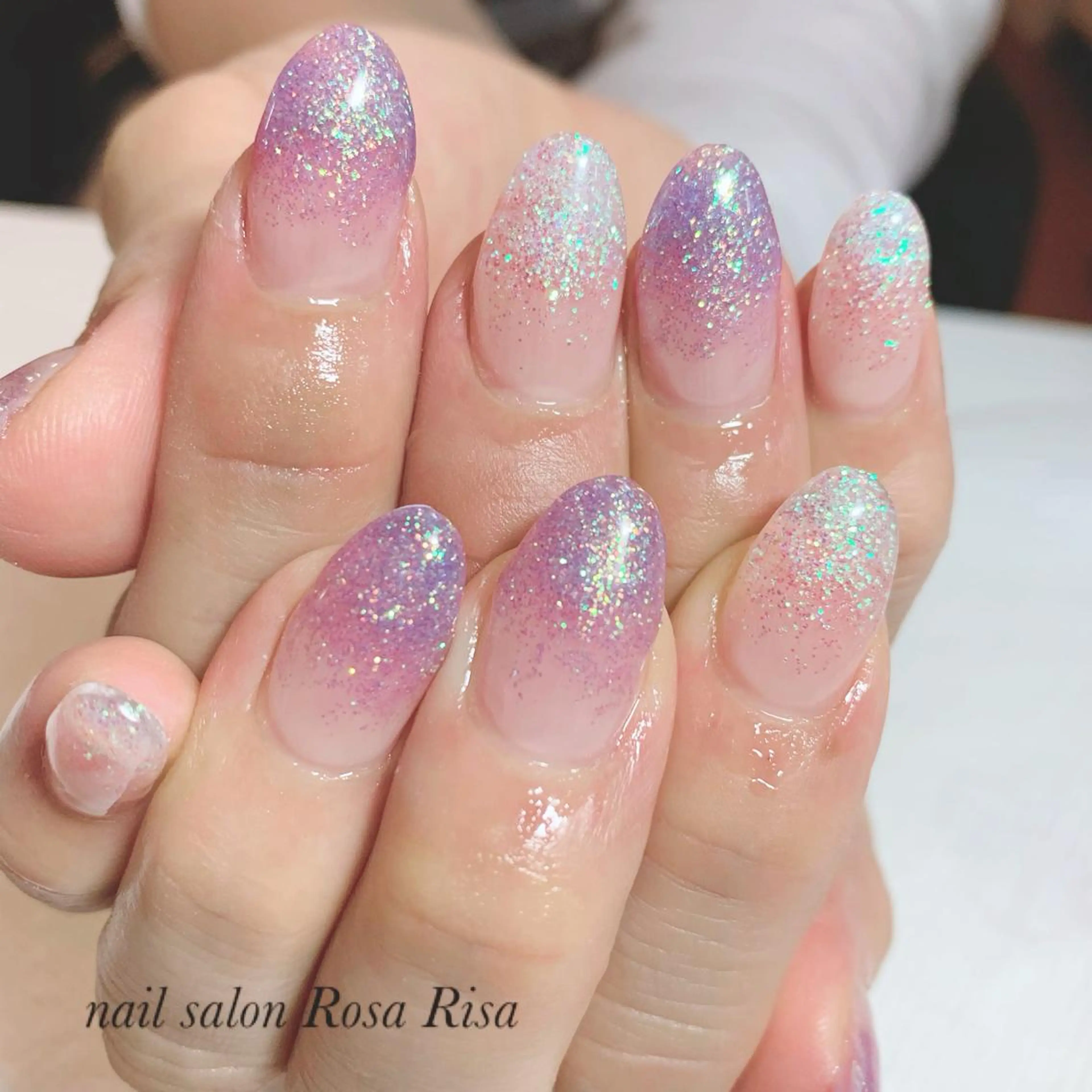 ミディアム ネイル オーロラネイル グラデーション ラメ(グリッター) ラメグラデーション ハンドネイル ネイルスタジオ シェイクユアハンズのネイルデザイン