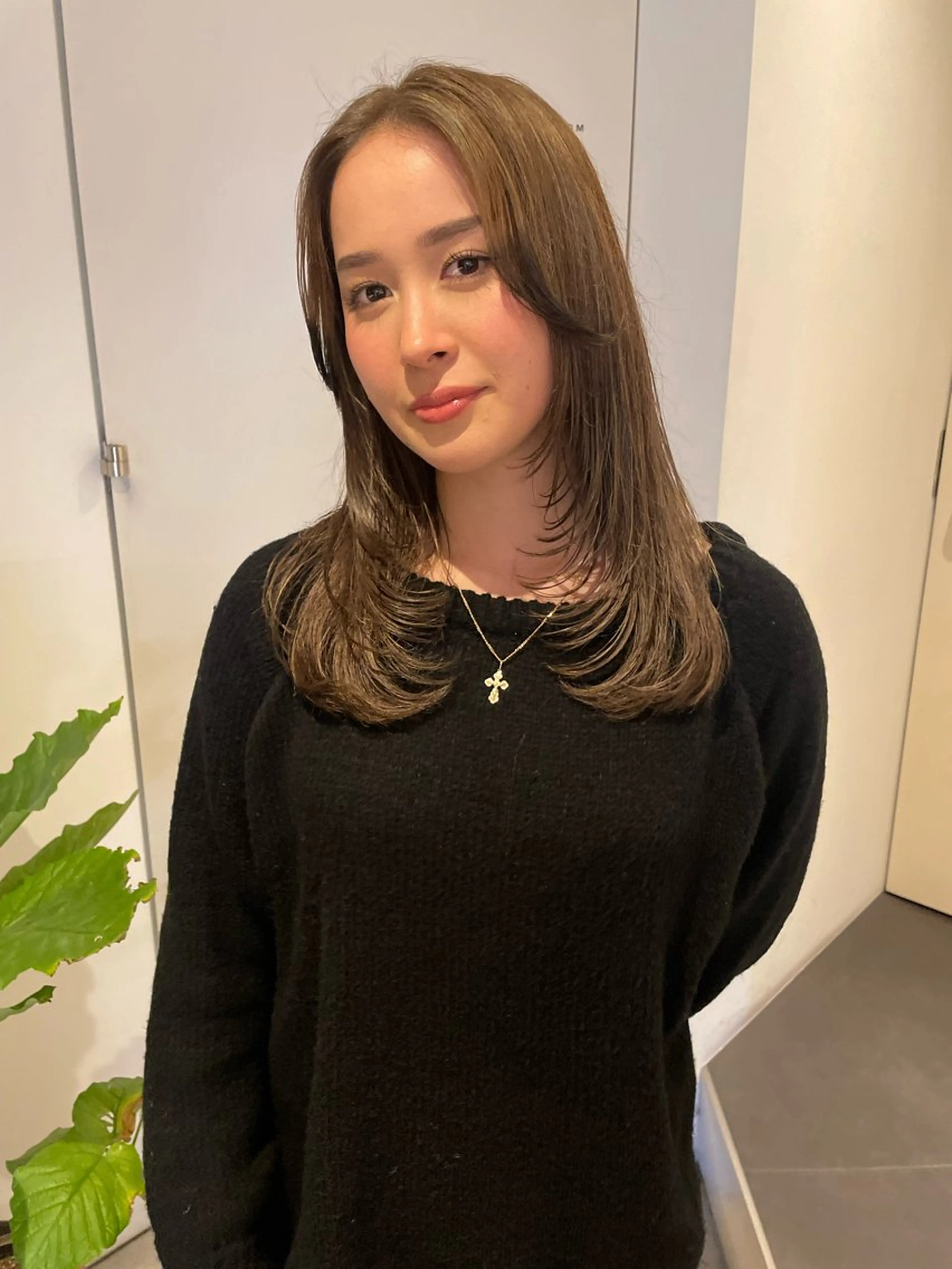 ミディアム カラー ミディアムレイヤー ベージュカラー ブリーチ ケアブリーチ オリーブベージュ カット ヘアカラー トリートメント MIU/ルーツカラー 顔まわりレイヤーのヘアスタイル